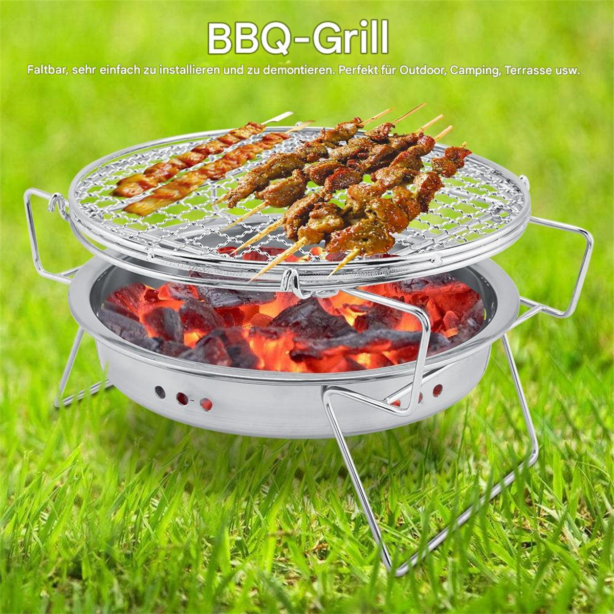 Ein BBQ-Grill mit Fleischspießen, die über heißer Kohle braten. Der Grill ist aus Metall und steht auf grünem Gras.