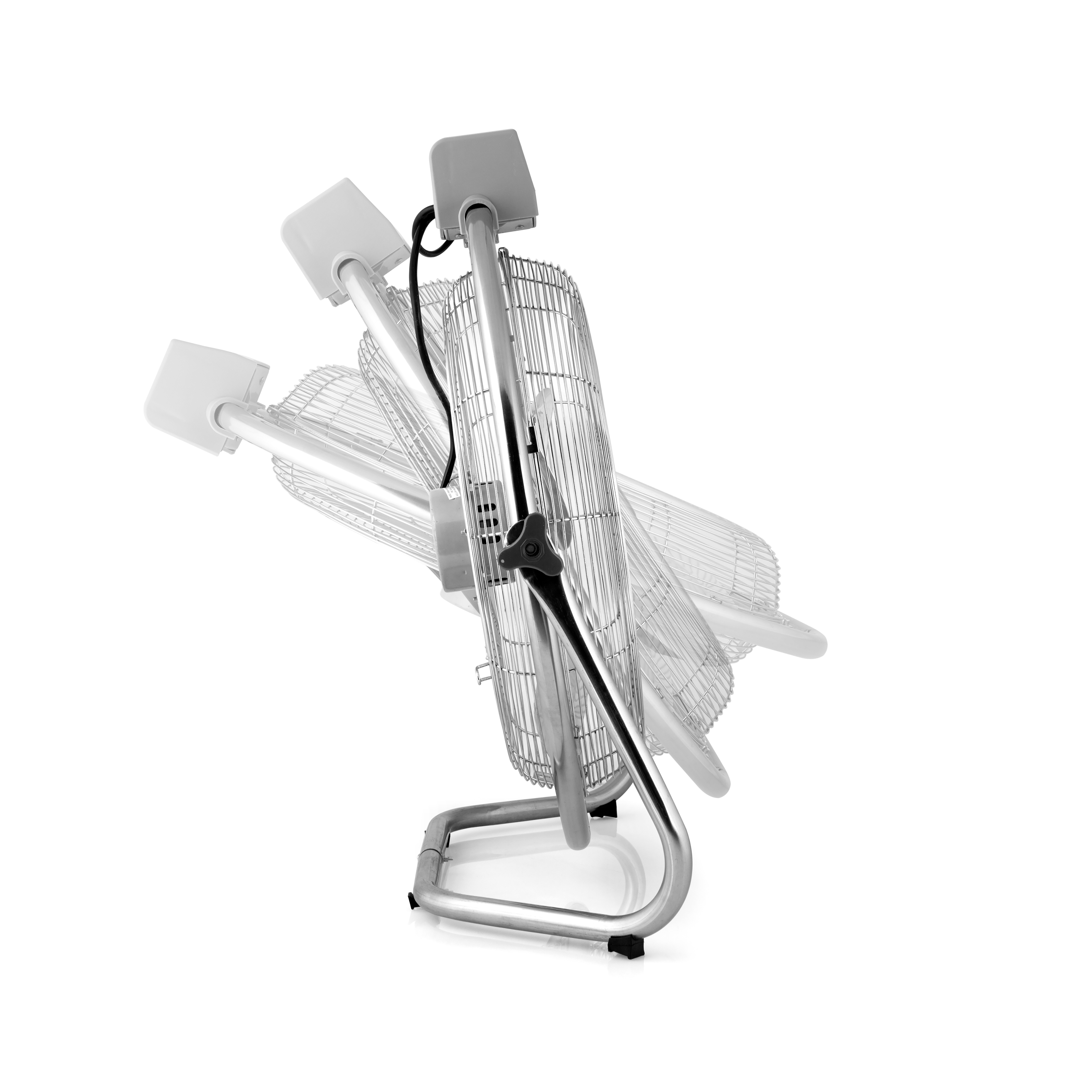 Ventilatore oscillante bianco e argento. Ventilatore in tre diverse posizioni su bianco.