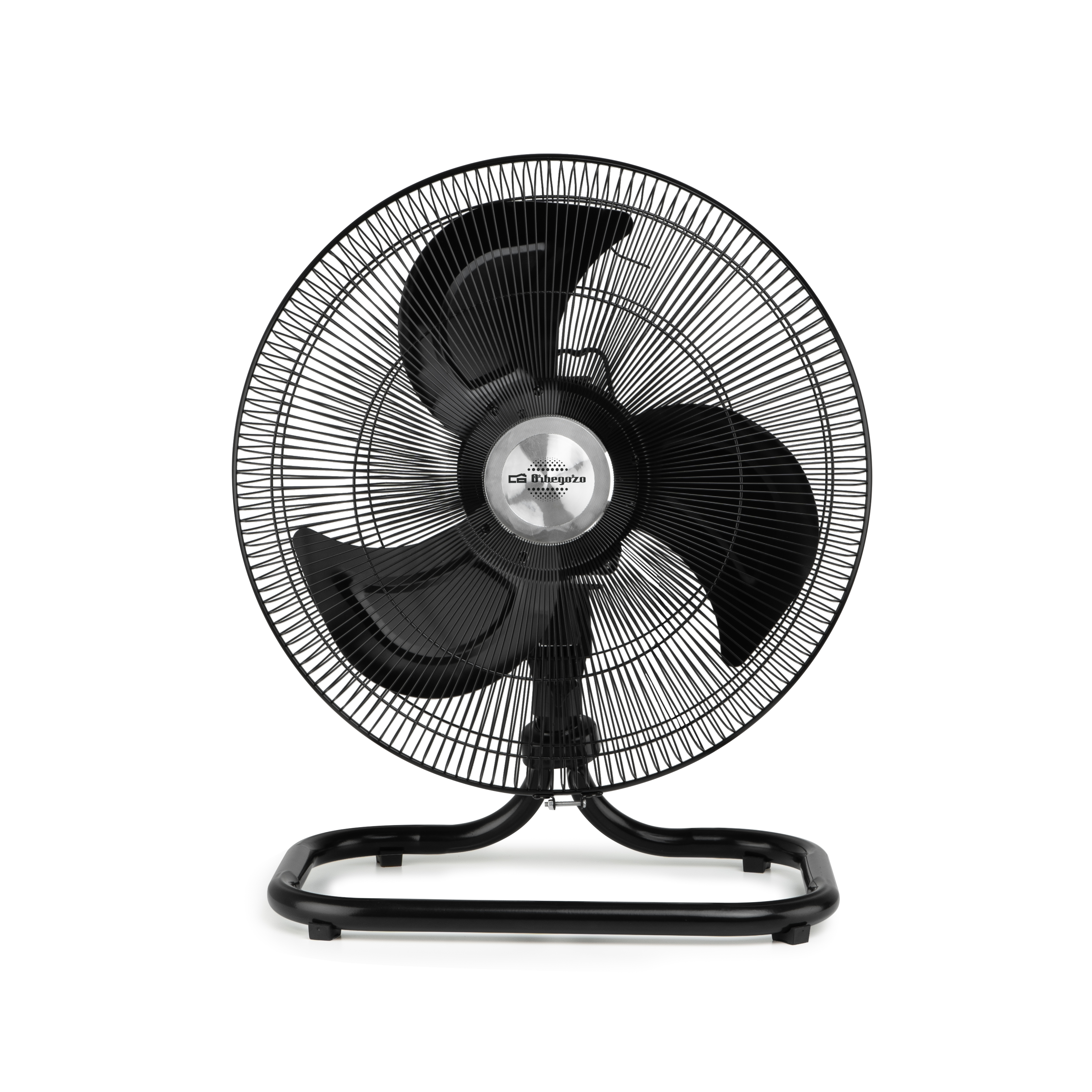 Ventilador de metal negro, vista frontal. Tres aspas, jaula y base. Fondo blanco.