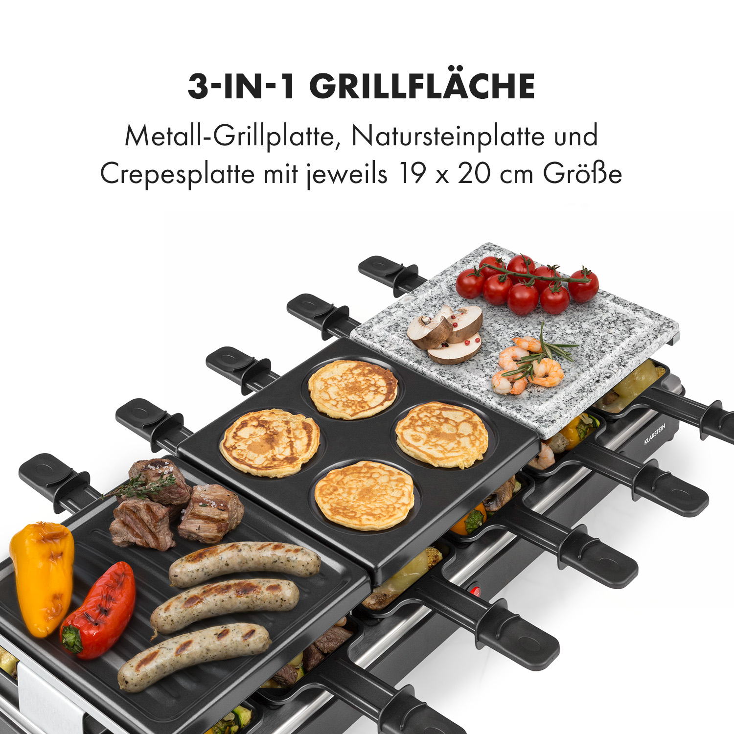 Una griglia multi-sezione con cibo, tra cui salsicce, pancake e verdure, pronta per la cottura.
