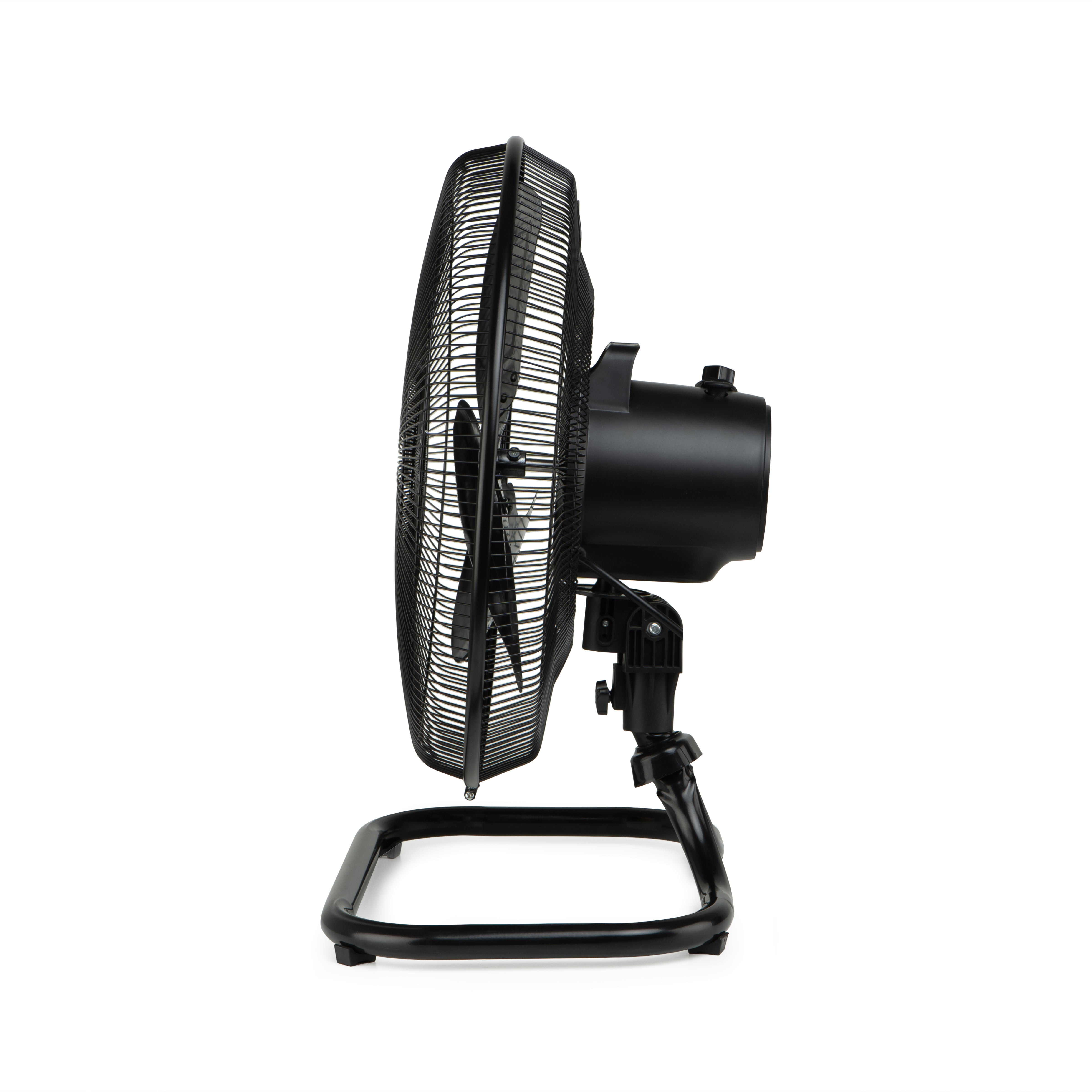 Ventilador de metal negro, vista lateral. Jaula, aspas y base. Fondo blanco.