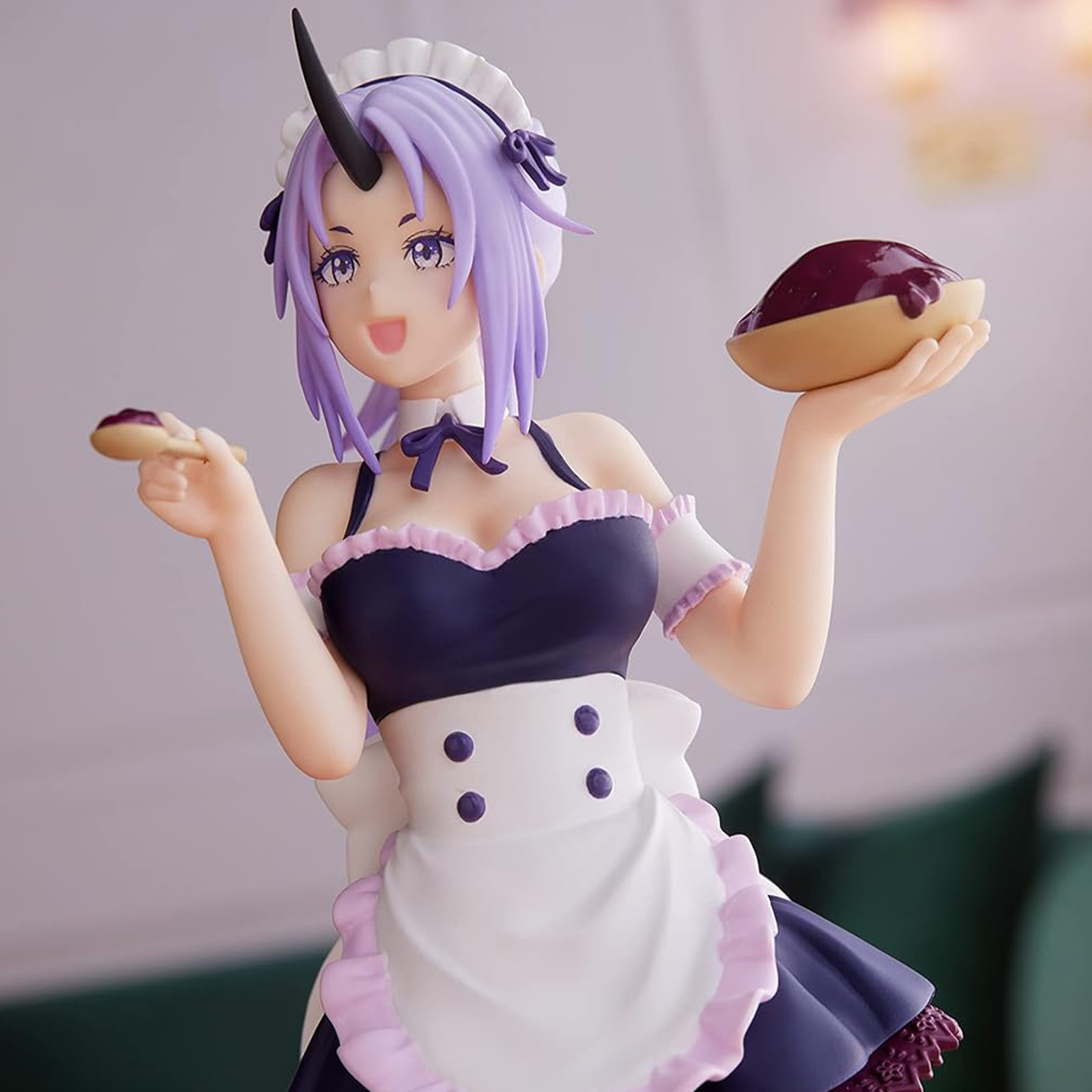 Figura de anime de una doncella sosteniendo un cuenco de comida y una cuchara. Pelo morado, sonriendo. Interior.