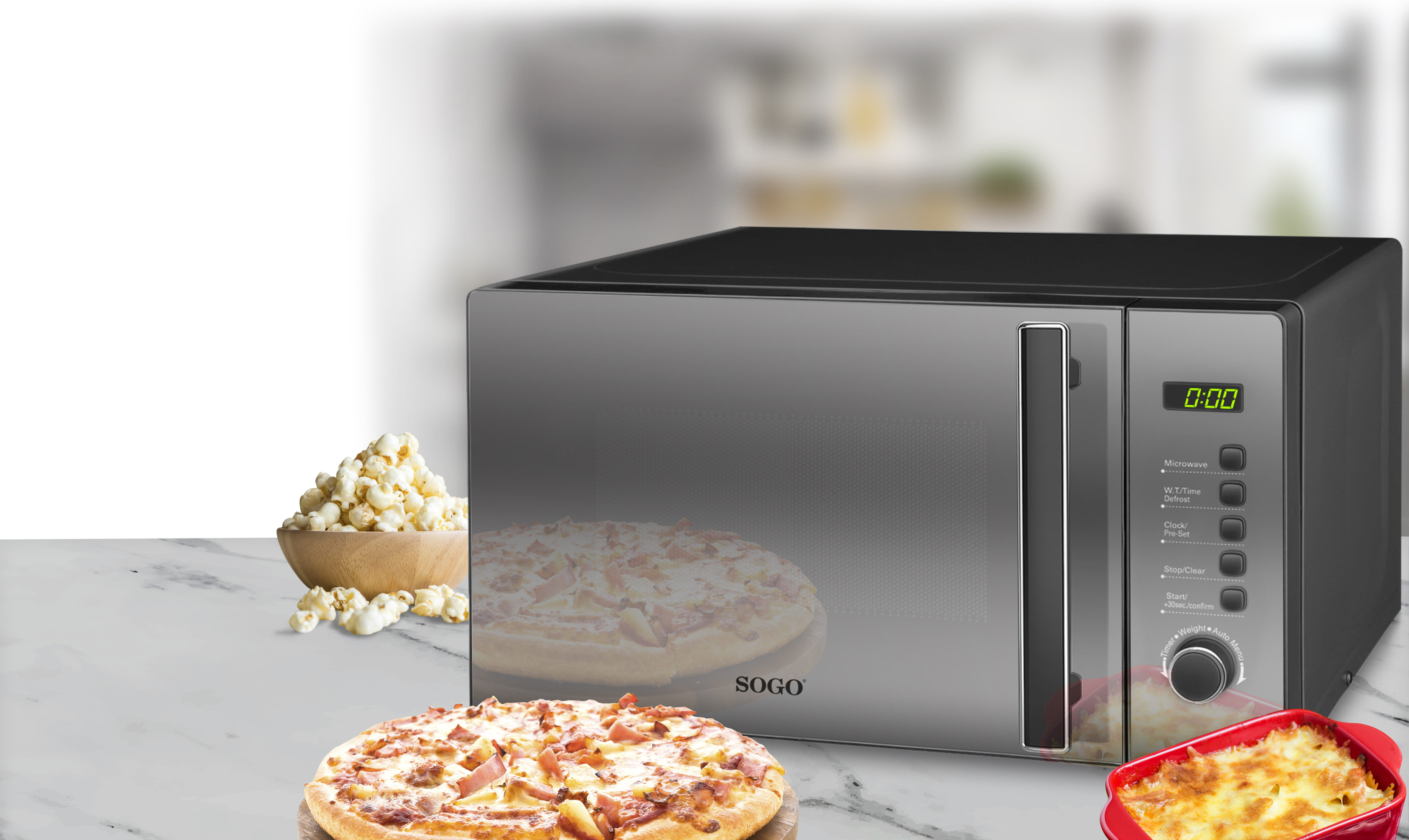 Forno a microonde con pizza, popcorn e altri alimenti su un tavolo, sfondo cucina.