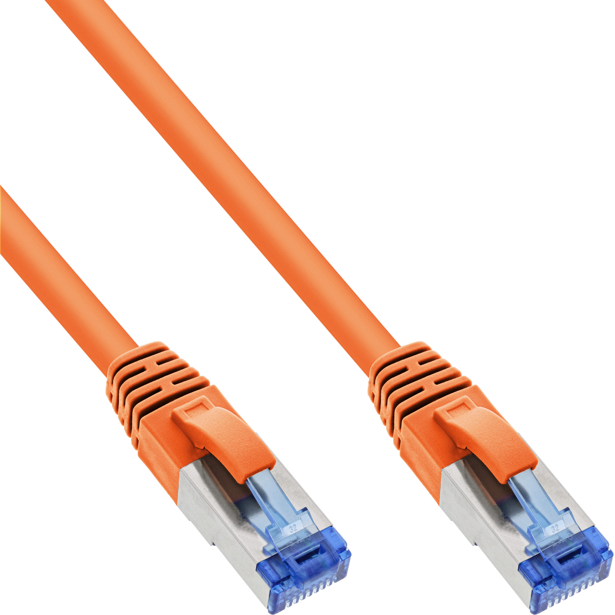 Câble réseau orange avec connecteurs aux deux extrémités. Les connecteurs ont des inserts bleus. Fond blanc.