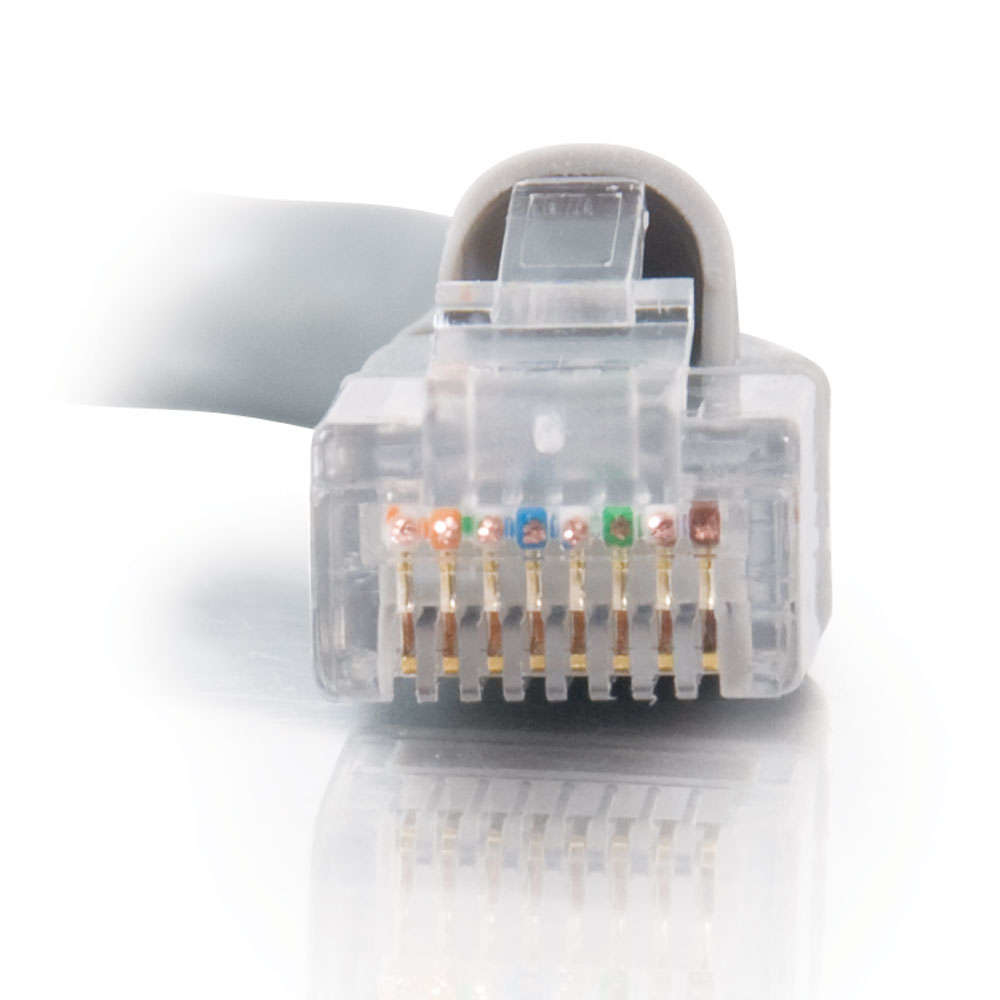 Un primo piano di un connettore Ethernet con più pin colorati.