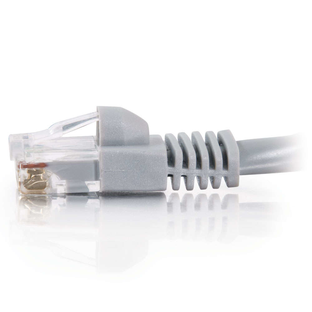 Un primo piano di un connettore Ethernet grigio con una clip trasparente.
