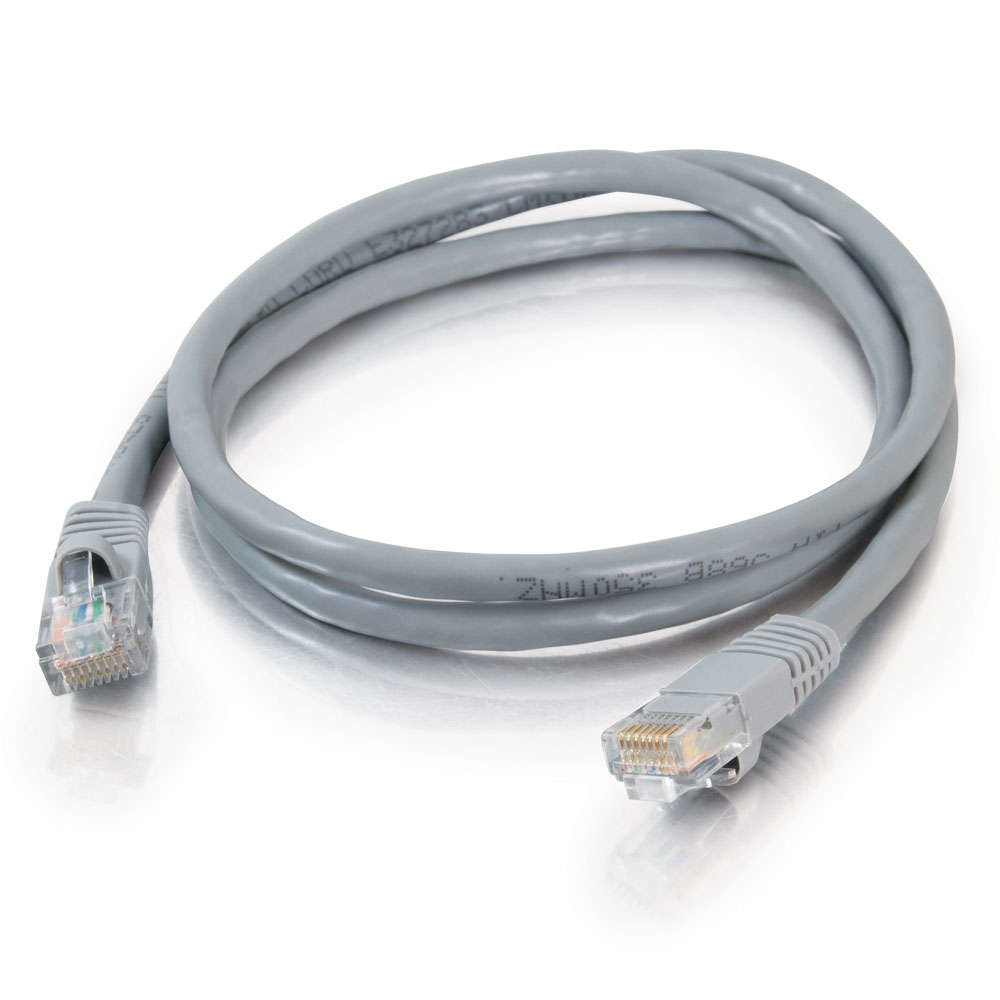 Un cavo Ethernet grigio, collegato ad entrambe le estremità, piegato a curva.