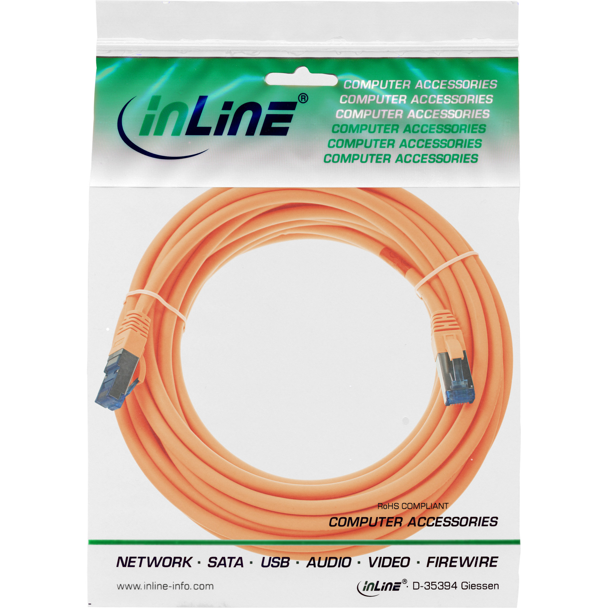Un câble Ethernet orange est enroulé avec des connecteurs à chaque extrémité, sur fond blanc.