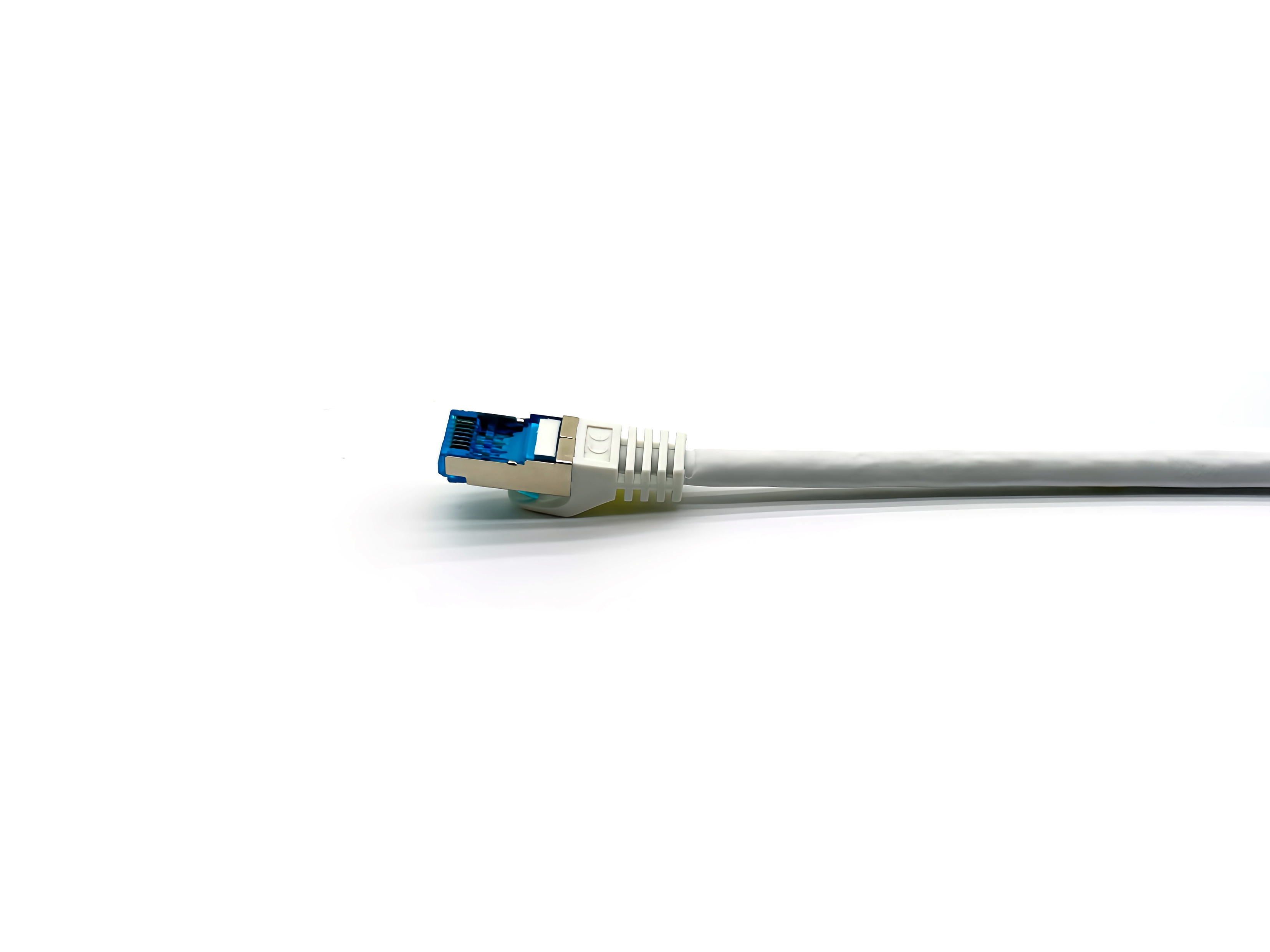 Witte netwerkkabel met een connector op een witte achtergrond. De connector is licht gehoekt.