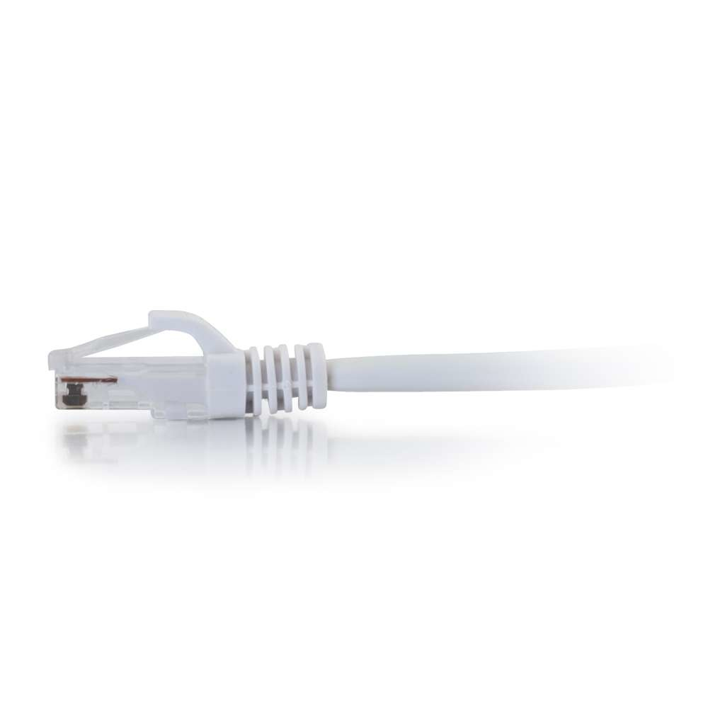 Cavo di rete bianco con connettore. Sfondo bianco. Il connettore è a sinistra.