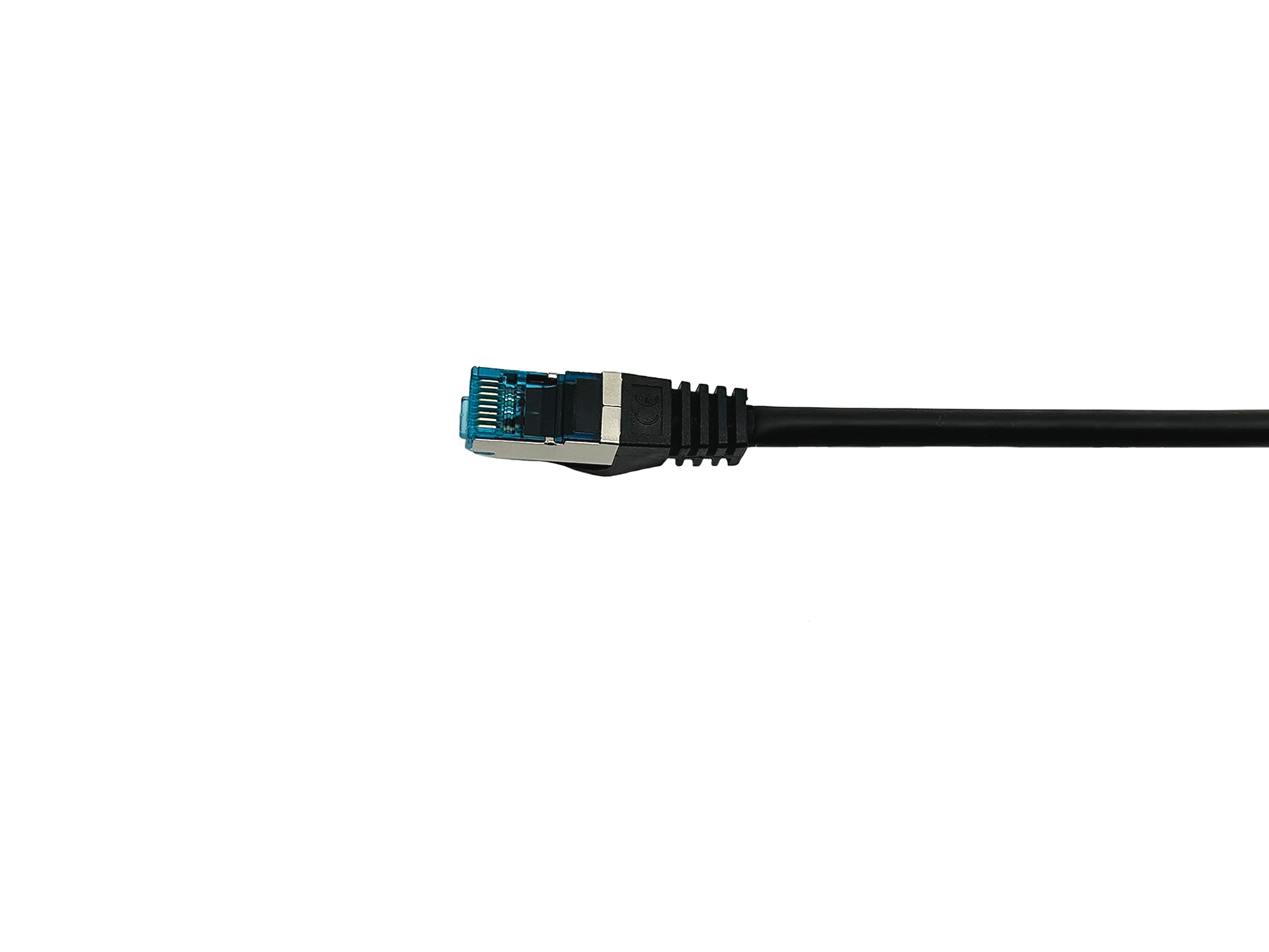 Een zwarte ethernetkabelconnector met een blauwe en zilveren kop. Op een witte achtergrond.