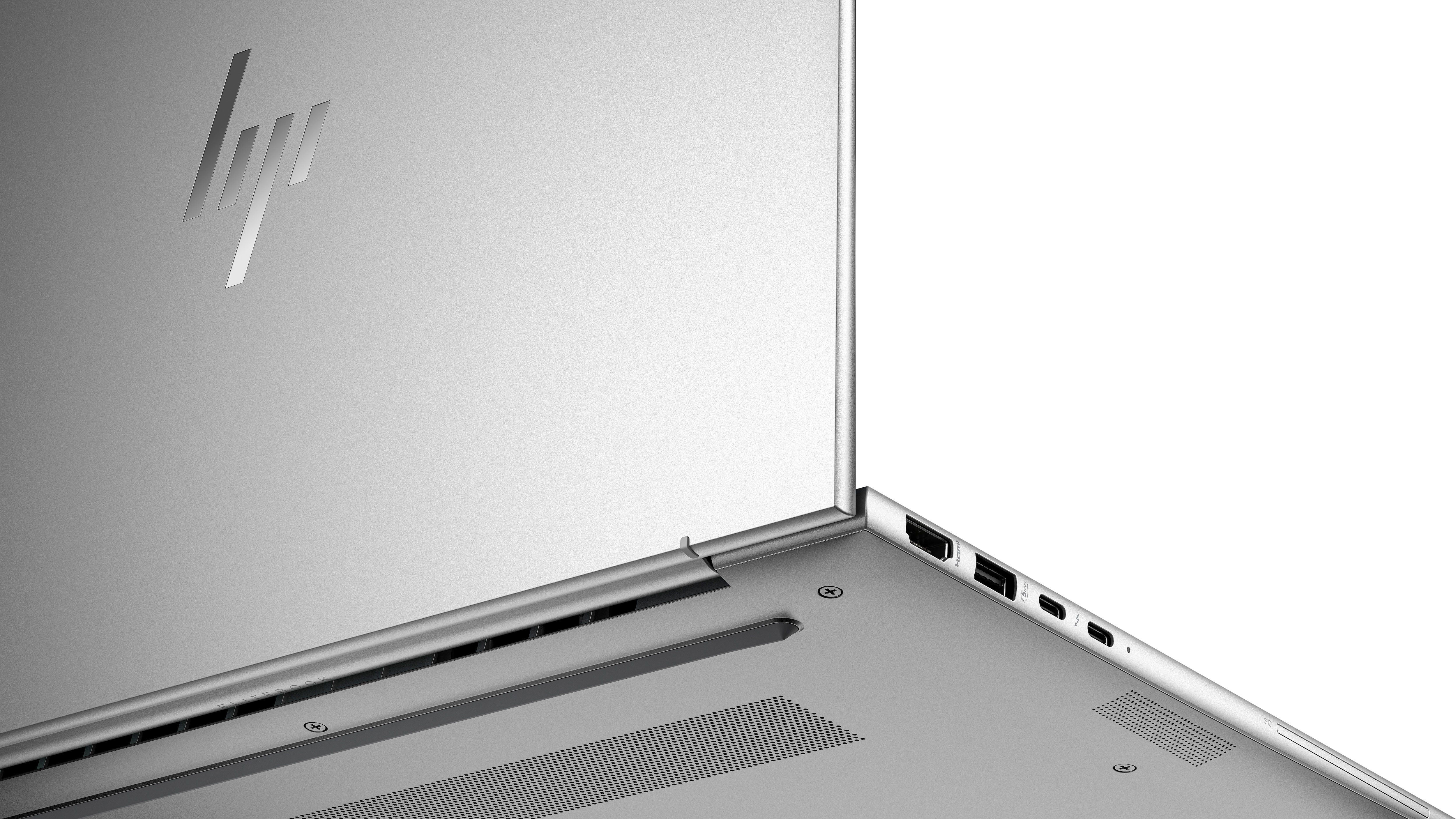 Die Rückseite eines silbernen Laptops. Das HP-Logo ist sichtbar. Verschiedene Anschlüsse sind an der Seite sichtbar.