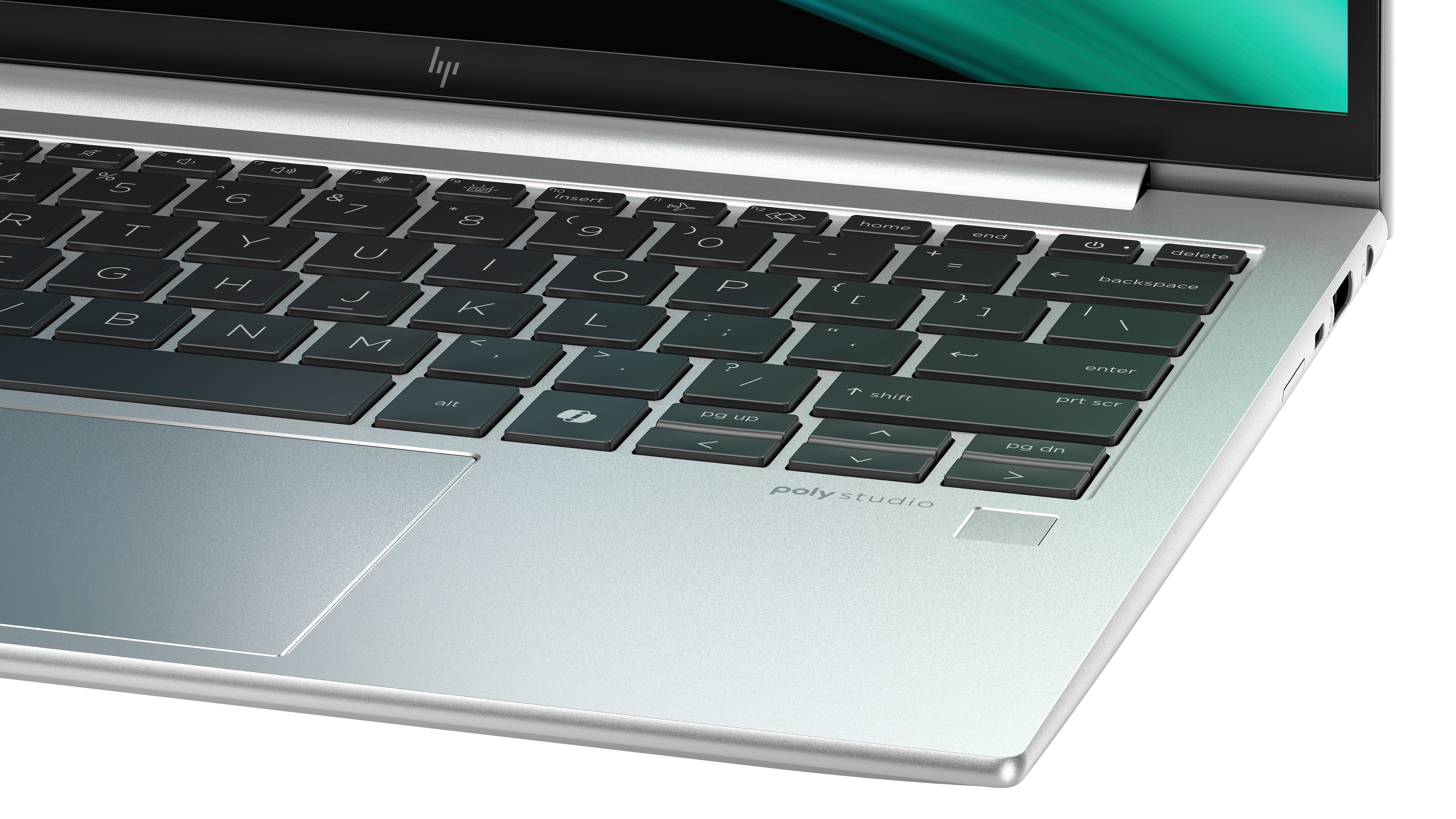 Nahaufnahme einer Laptop-Tastatur und eines Touchpads mit 'poly studio'-Branding.