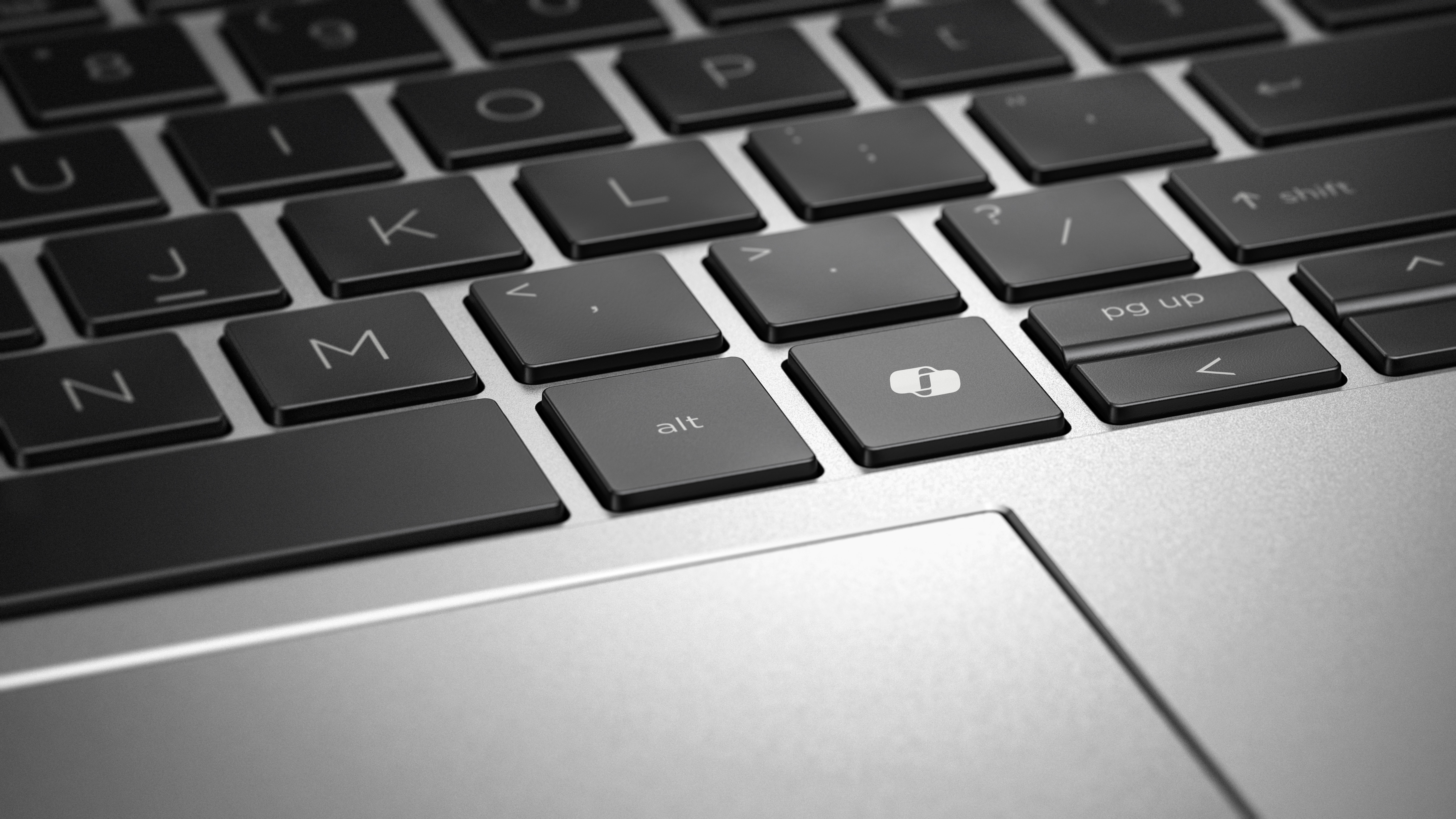 Nahaufnahme von Laptop-Tasten. Der Hintergrund ist hellgrau.