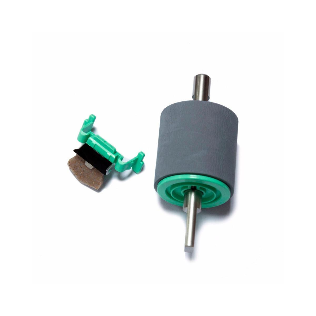 Części drukarki: szary wałek i zielono-czarny element czyszczący.