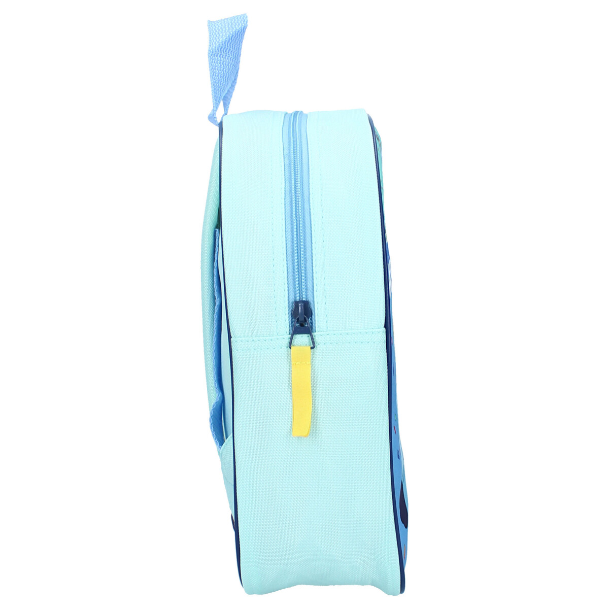 Blauer Rucksack mit Bluey-Cartoonfiguren. Seitenansicht mit Reißverschluss und Griff.