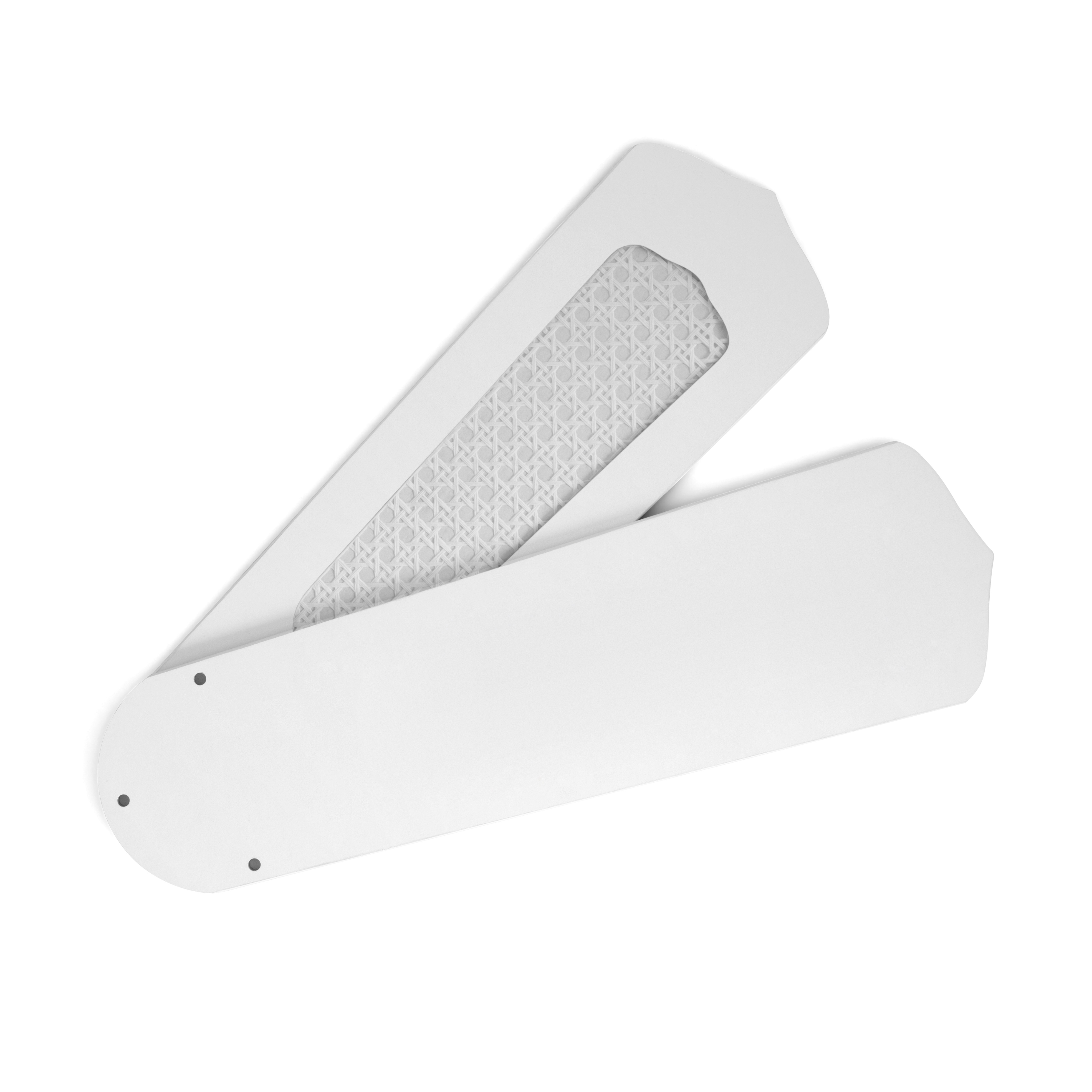 Pale di ventilatore da soffitto bianche, due aperte, una con inserto tessuto, su sfondo bianco.
