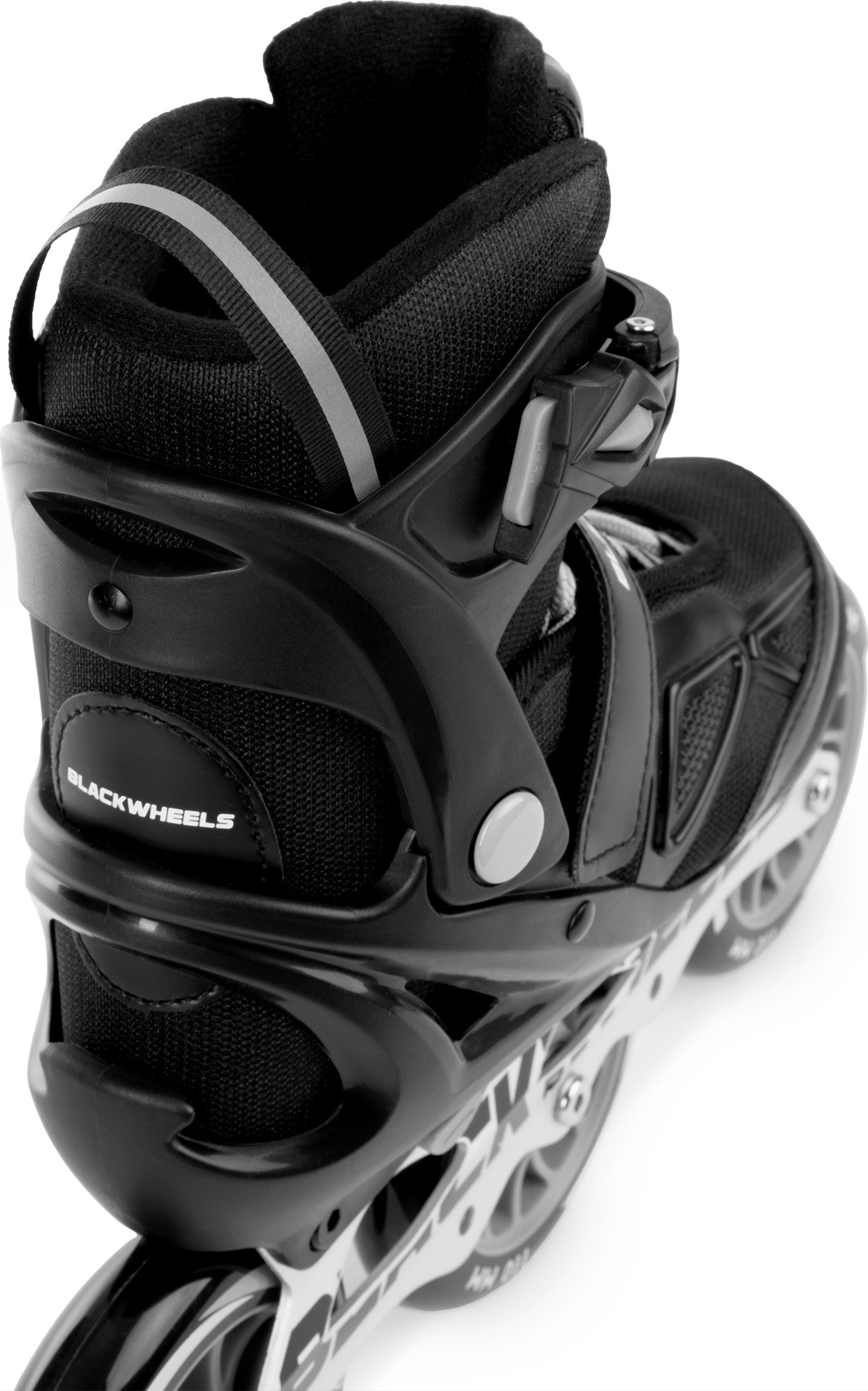 Schwarze Rollschuhe mit schwarzen und grauen Akzenten auf weißer Oberfläche.
