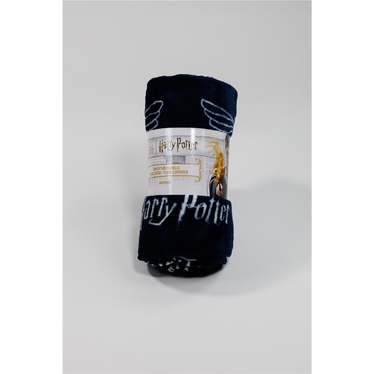 Aufgerollte marineblaue Harry Potter-Decke mit einem Marken-Papierband darum.