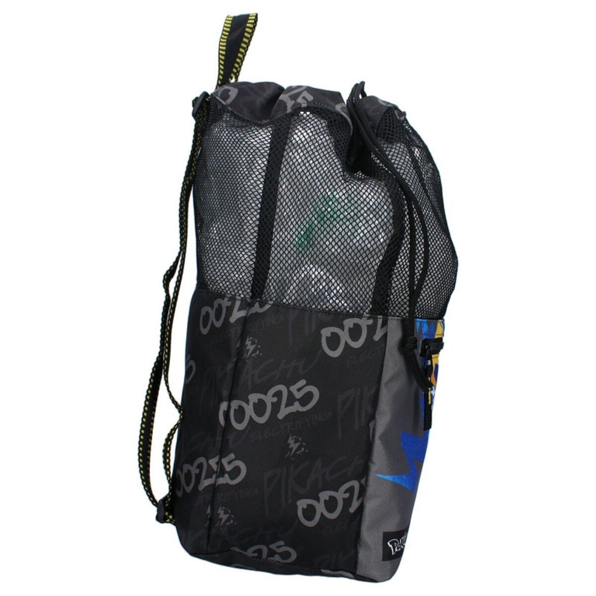 Schwarzer Rucksack mit Mesh-Oberteil und Pikachu-Design. Gelb-schwarzer Riemen. Weißer Hintergrund.