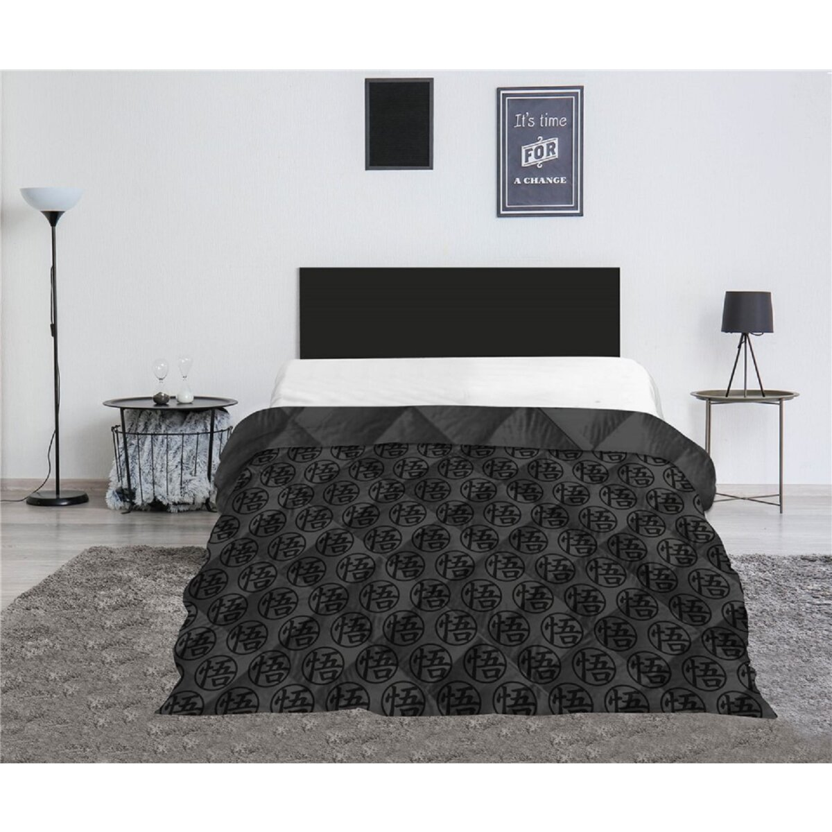 Schlafzimmer mit Bett, gemusterter Decke, Stehlampe, Beistelltischen und Wandkunst. Grauer Teppich.