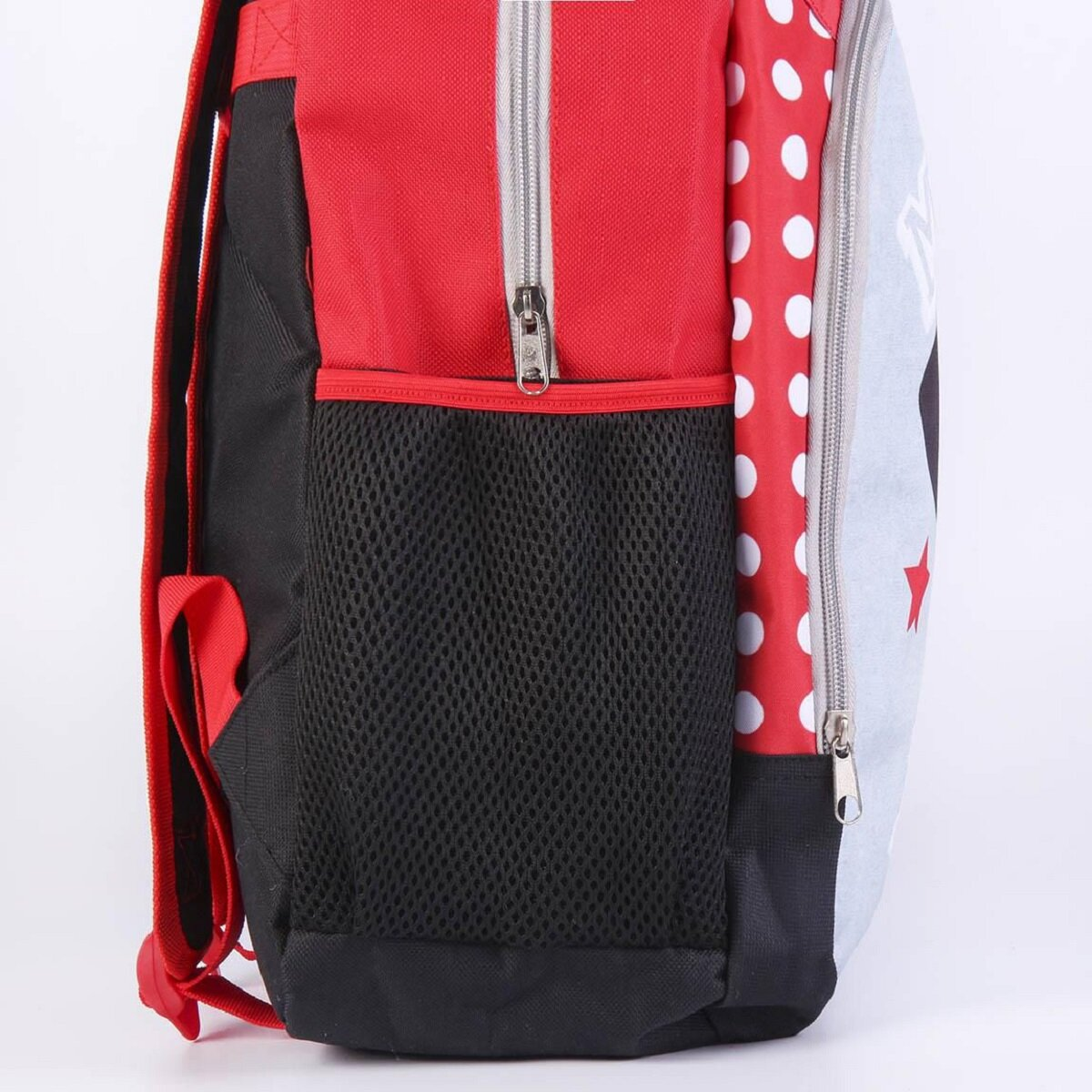 Roter, schwarzer und weißer Minnie Mouse Rucksack. Mit roter Tasche und gepunkteter Seitenwand.