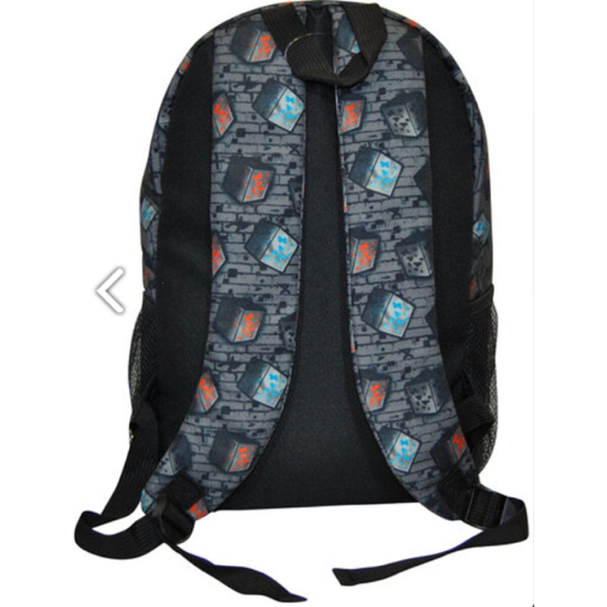 Rucksack mit Ziegelmuster und Minecraft-Themenwürfeln. Schwarze Träger und Seitentasche aus Netzstoff.