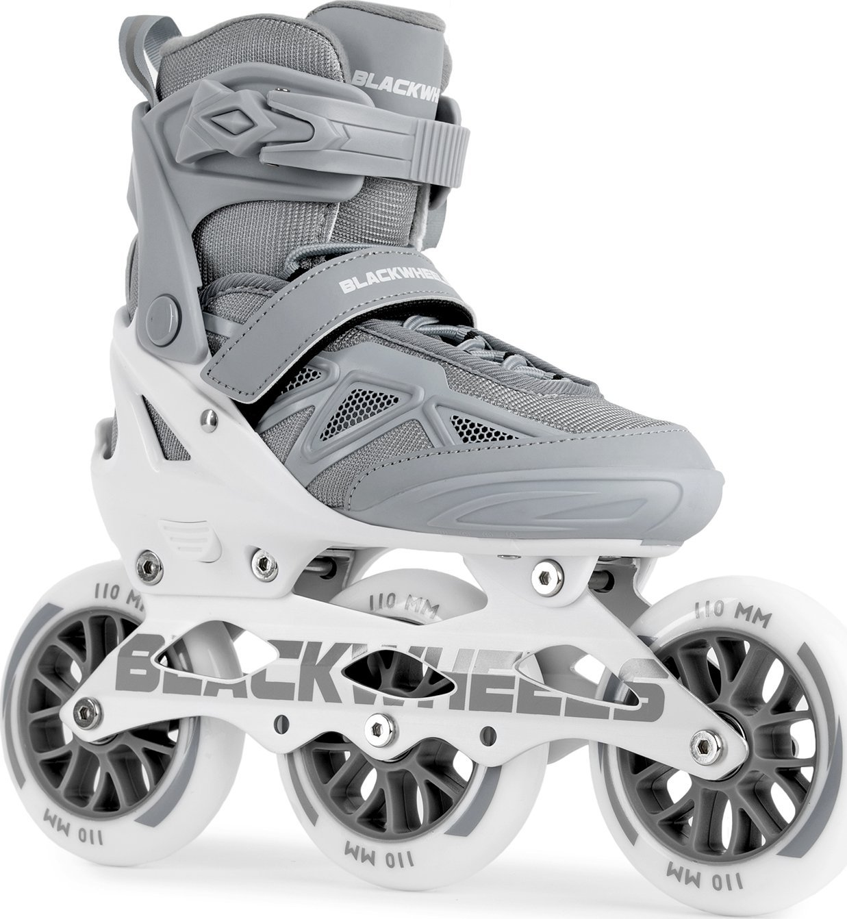 Graue Inline-Skates mit drei Rädern. Weiße und graue Farben. BlackWheels-Logo.