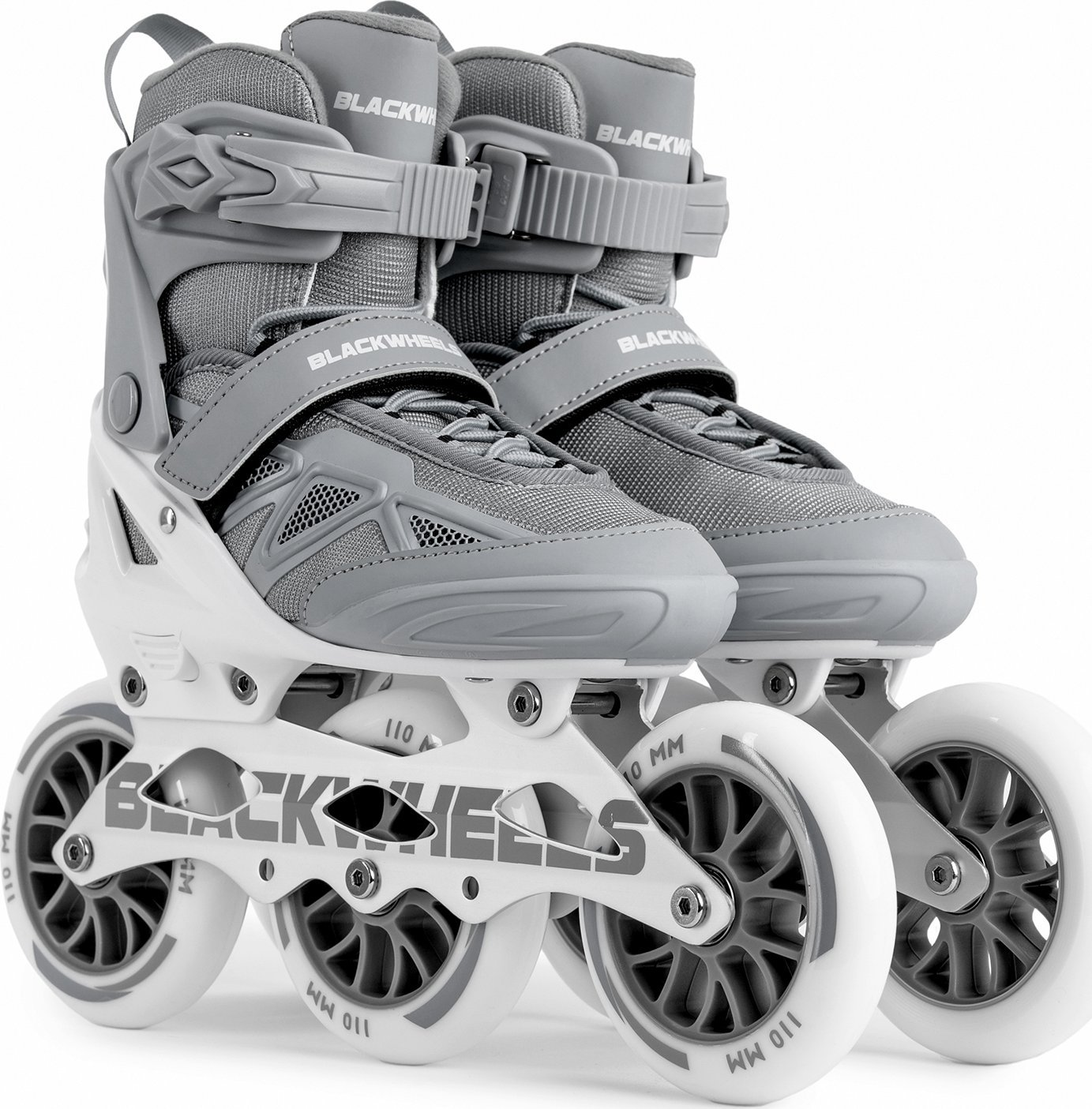 Paar graue und weiße Inline-Skates mit drei Rädern.