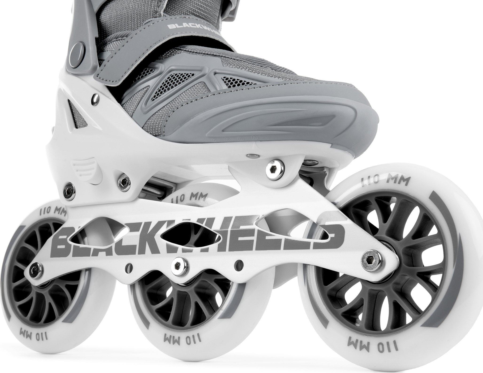 Nahaufnahme von weißen und grauen Inline-Skates mit drei Rädern.