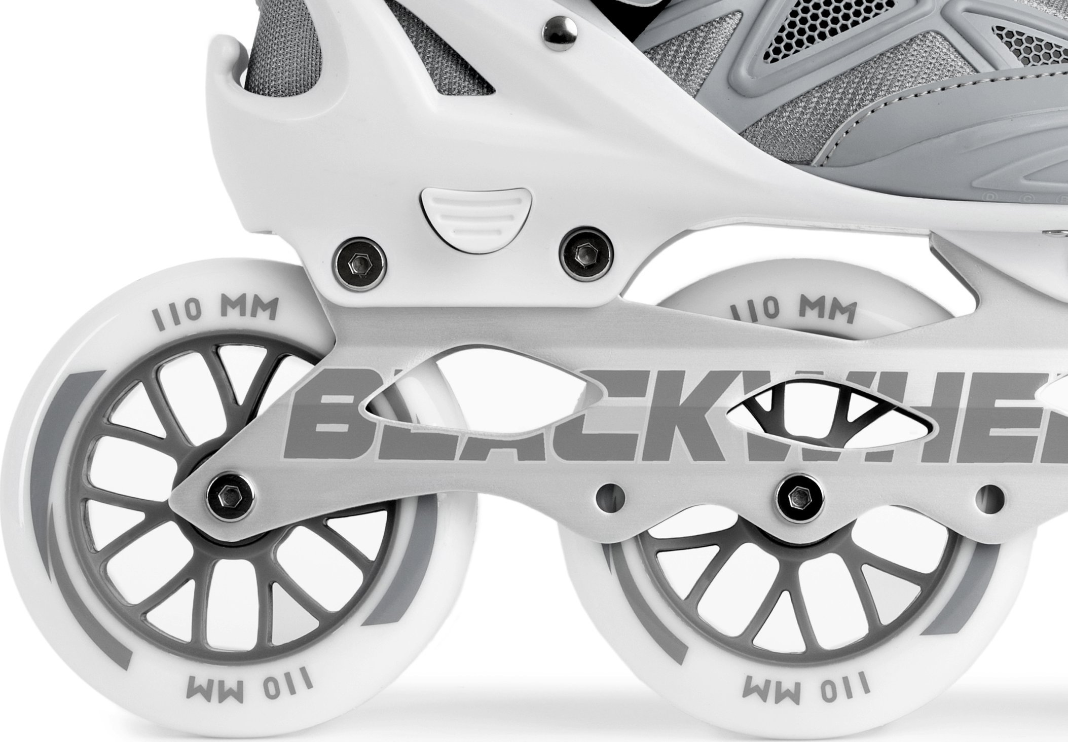Nahaufnahme weißer Inline-Skates, Räder mit '110 MM' und 'BLACK WHEEL' markiert.