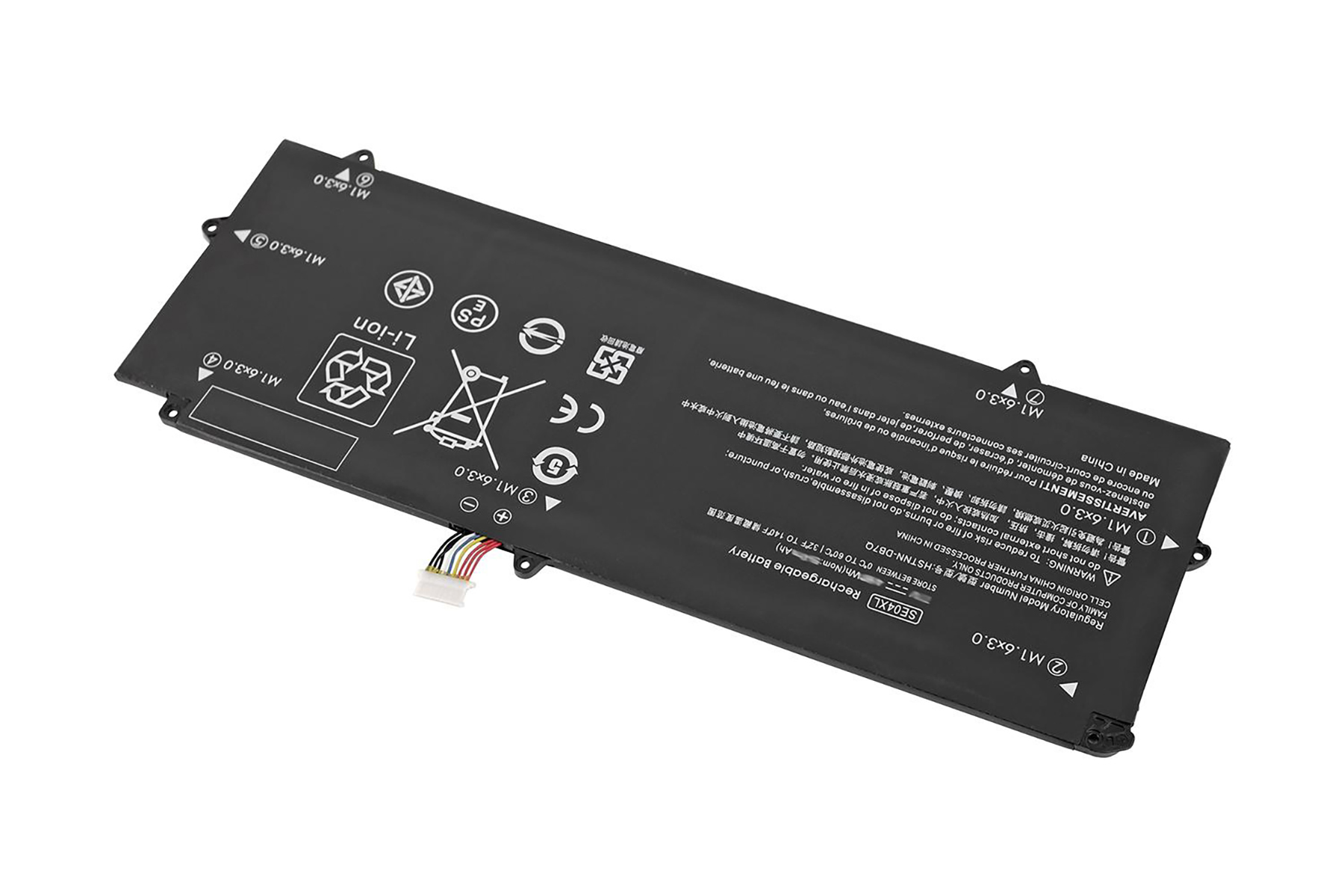 Schwarzer Laptop-Akku mit Etiketten. Akku hat Warnhinweise. Weißer Hintergrund. Die Batterie liegt auf der Seite.