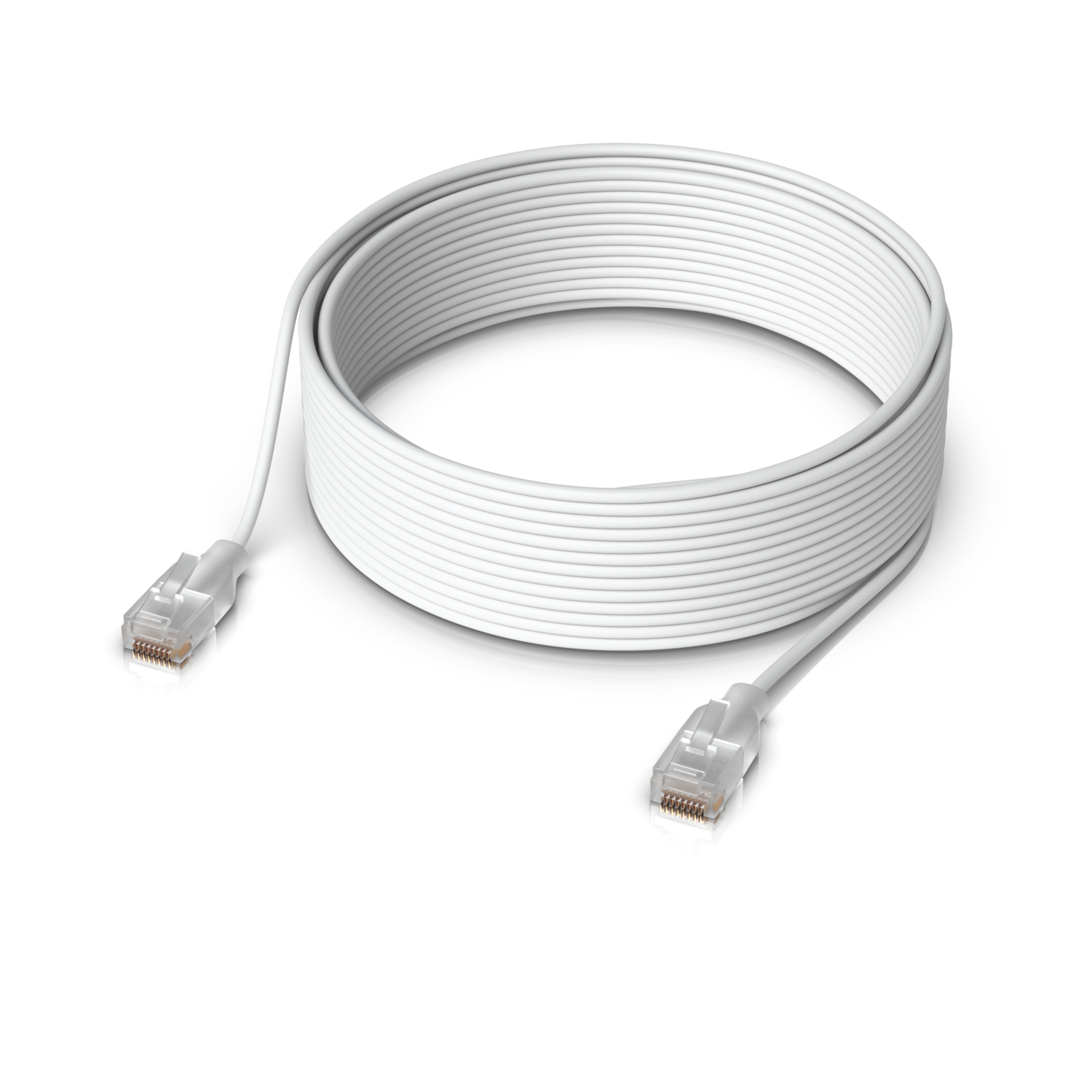 Cable Ethernet blanco enrollado, con conectores en ambos extremos. Fondo blanco.