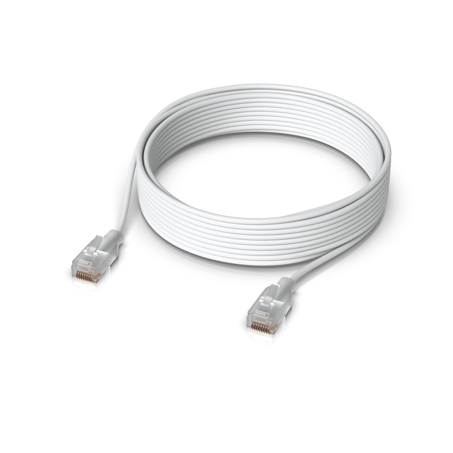 Cable de red blanco con dos conectores RJ45 transparentes, aislado sobre blanco.