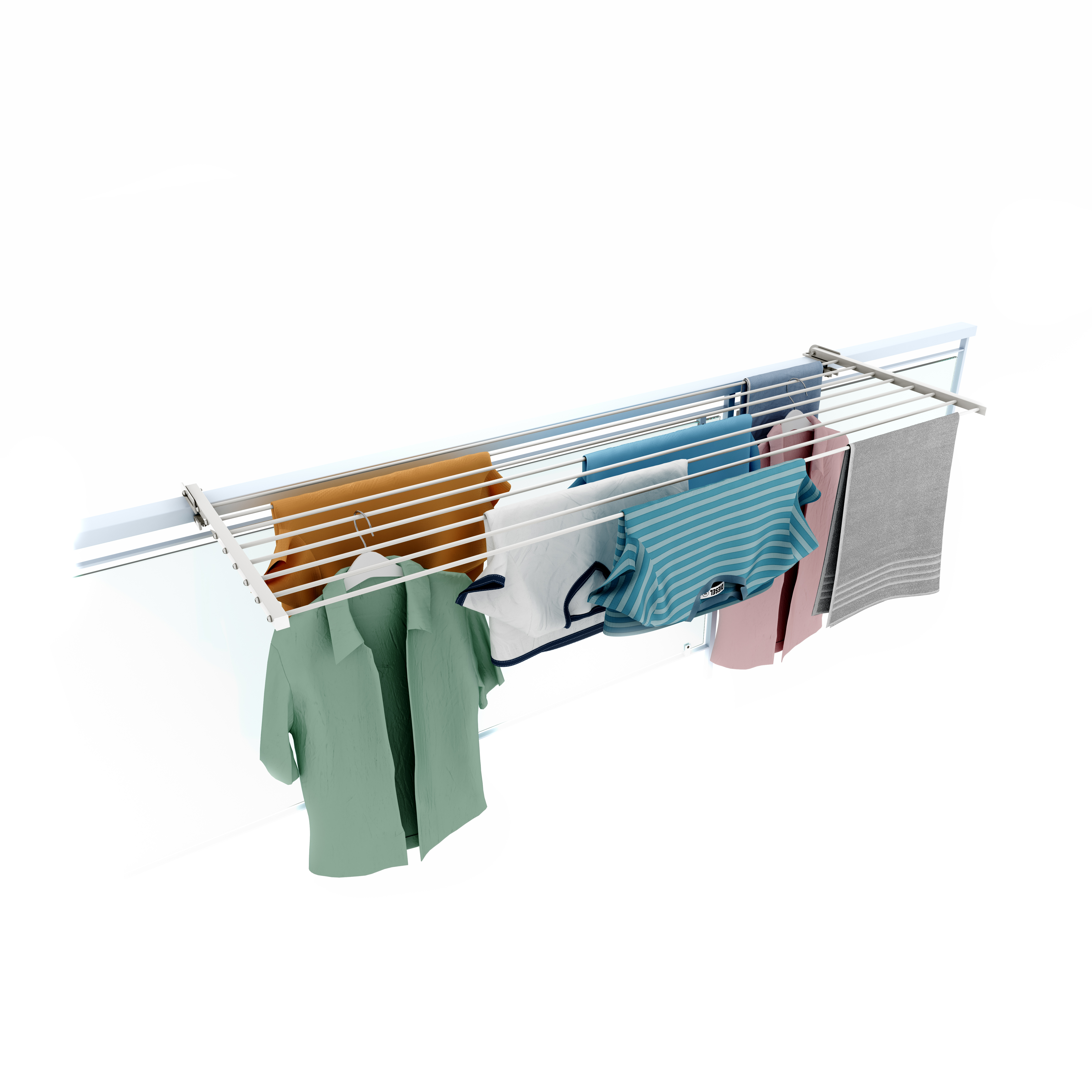 Wäscheständer mit hängender Kleidung. Weißer Hintergrund.