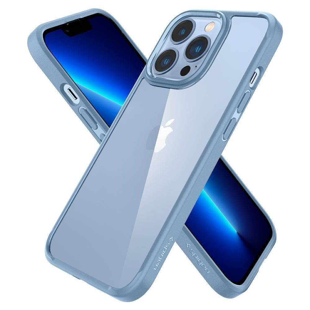 Due iPhone con custodie azzurre trasparenti. Uno è angolato, l'altro dietro. Entrambi hanno il logo Spigen.