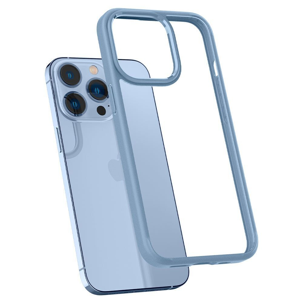 Un iPhone con custodia azzurra e cornice trasparente blu. Il telefono è visibile sullo sfondo.