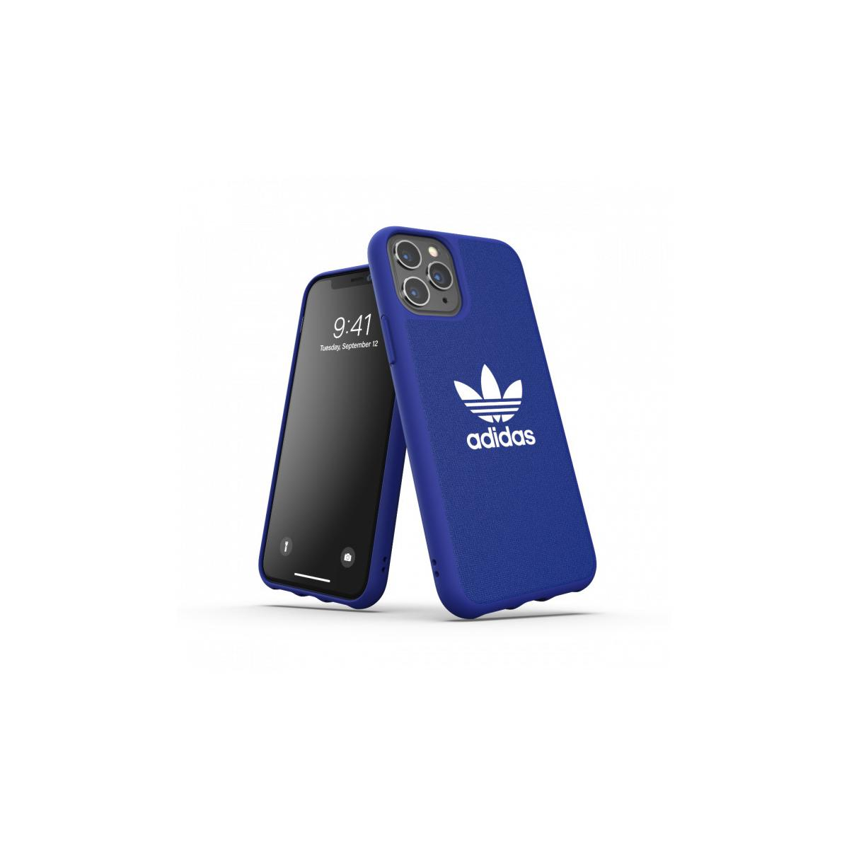 Due telefoni in custodia Adidas blu. Logo bianco sul retro. Un telefono angolato con schermo acceso.