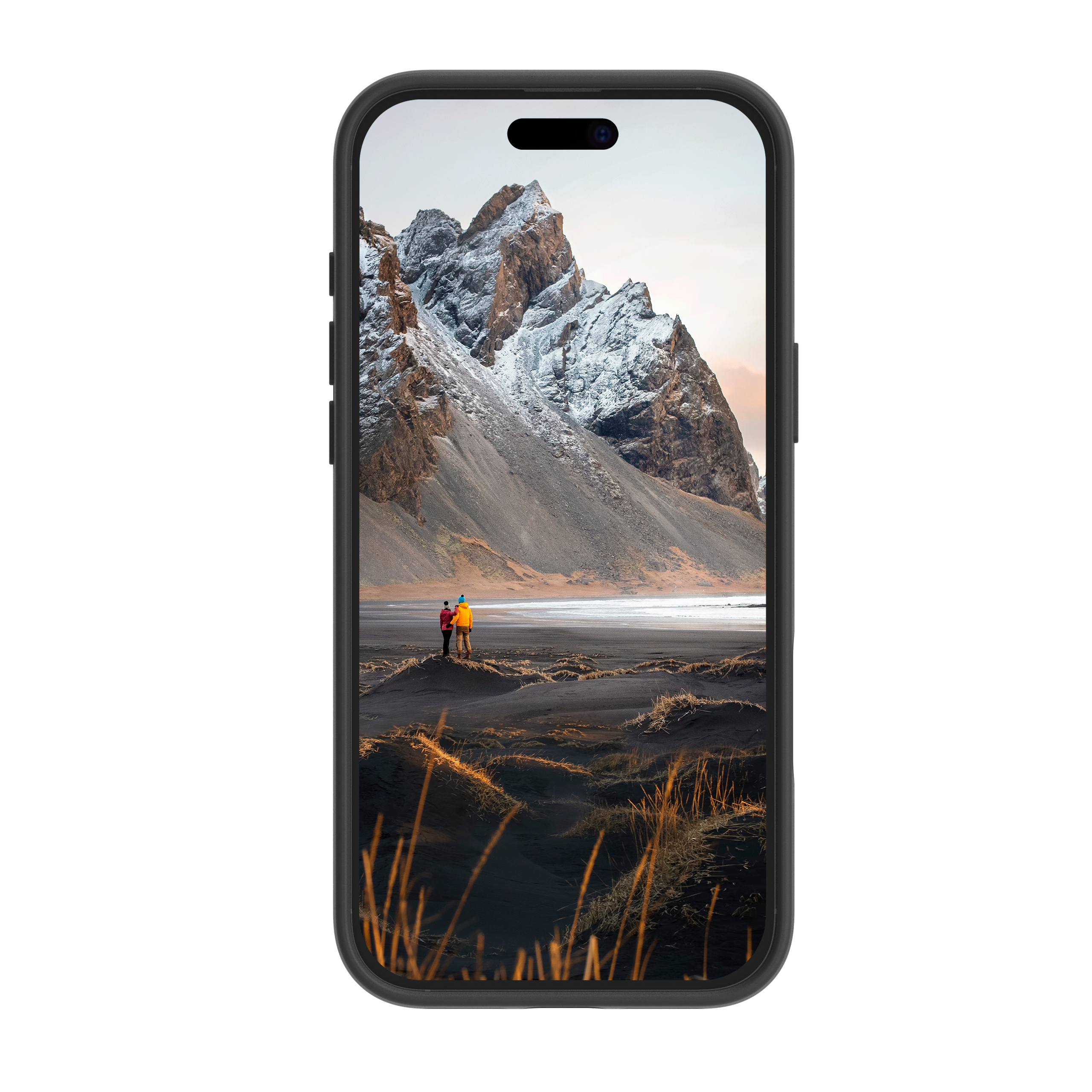 Smartphone che mostra un paesaggio montano innevato con due persone.