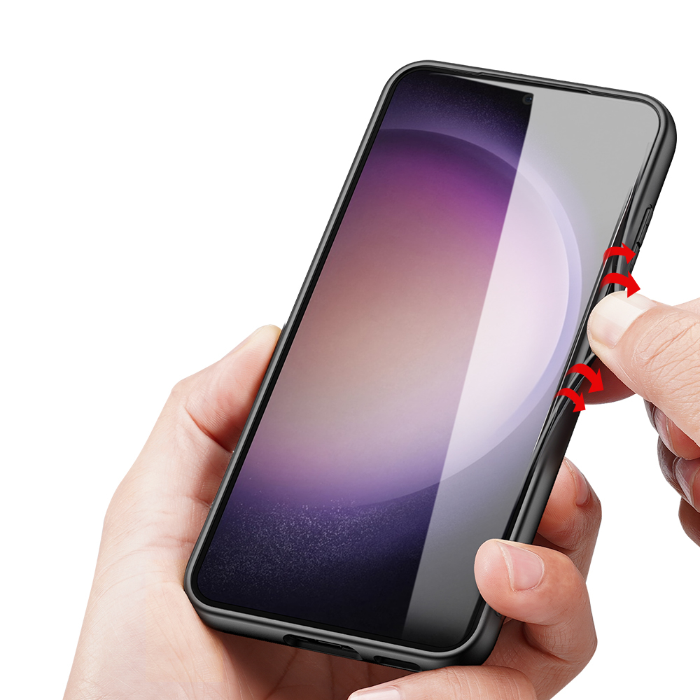Mano che tiene un telefono nero. Schermo lucido. Sfondo bianco.
