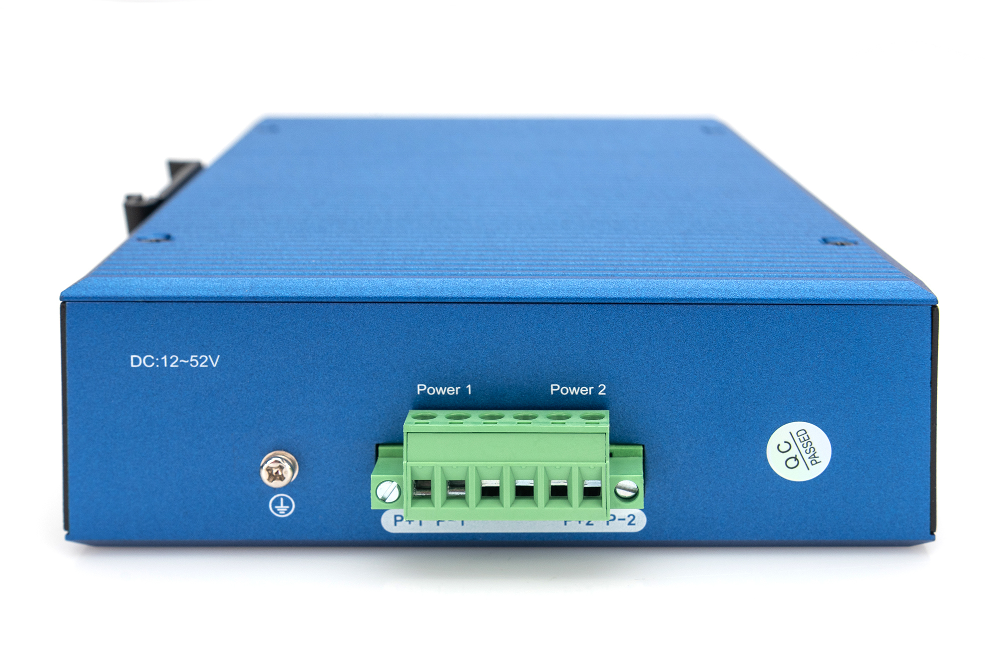 Il retro di un dispositivo blu con connettori verdi. C'è un ingresso CC.