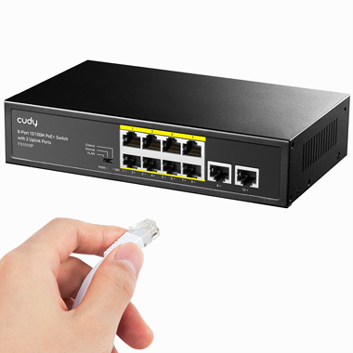 Una mano che tiene un cavo Ethernet bianco, uno switch di rete Cudy nero sullo sfondo.