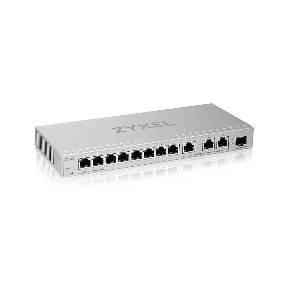 Switch di rete argentato con più porte. Ha il logo Zyxel e più spie luminose.