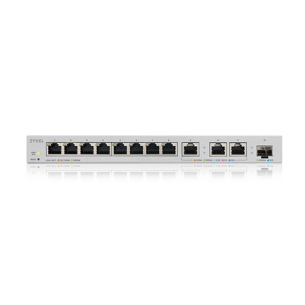 Switch di rete argentato con più porte. Ha il logo Zyxel e spie luminose. Sfondo bianco.