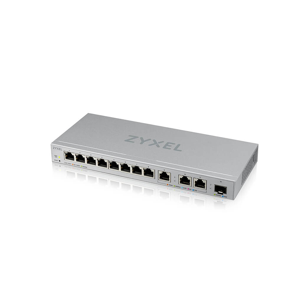 Switch di rete Zyxel argento con più porte, etichettato ZYXEL, su sfondo bianco.