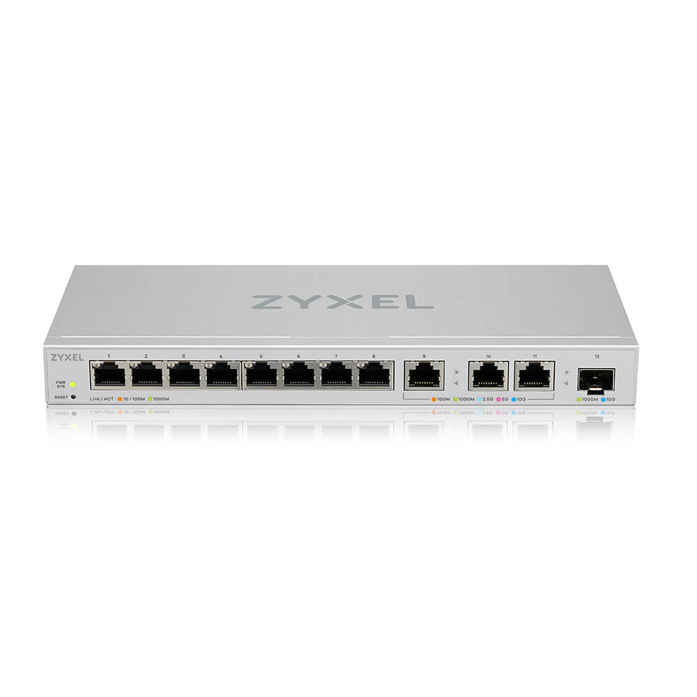 Switch ZyXEL argento con più porte Ethernet, pulsanti di alimentazione e ripristino, e marchio sopra.