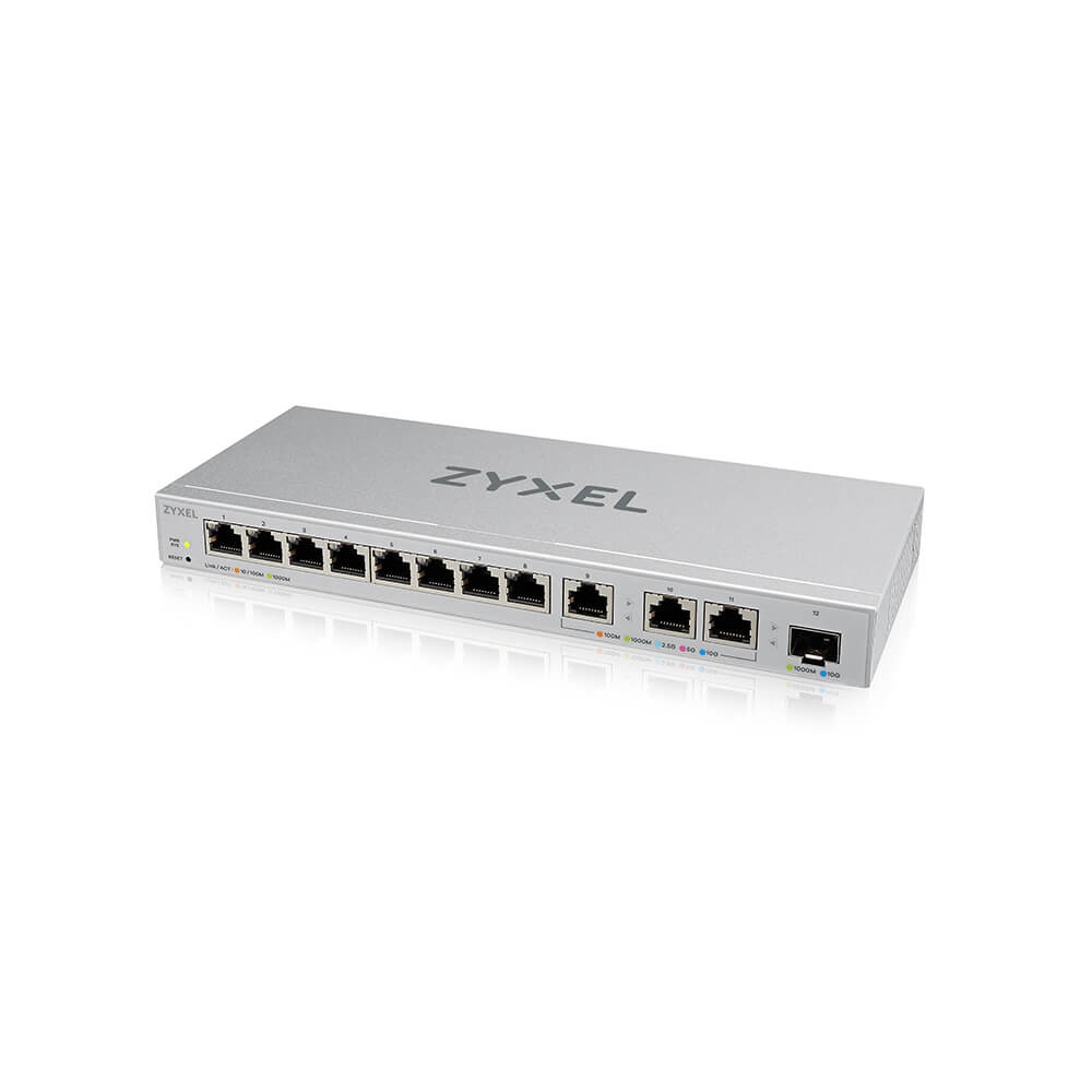 Switch di rete Zyxel argentato con più porte e spie luminose.