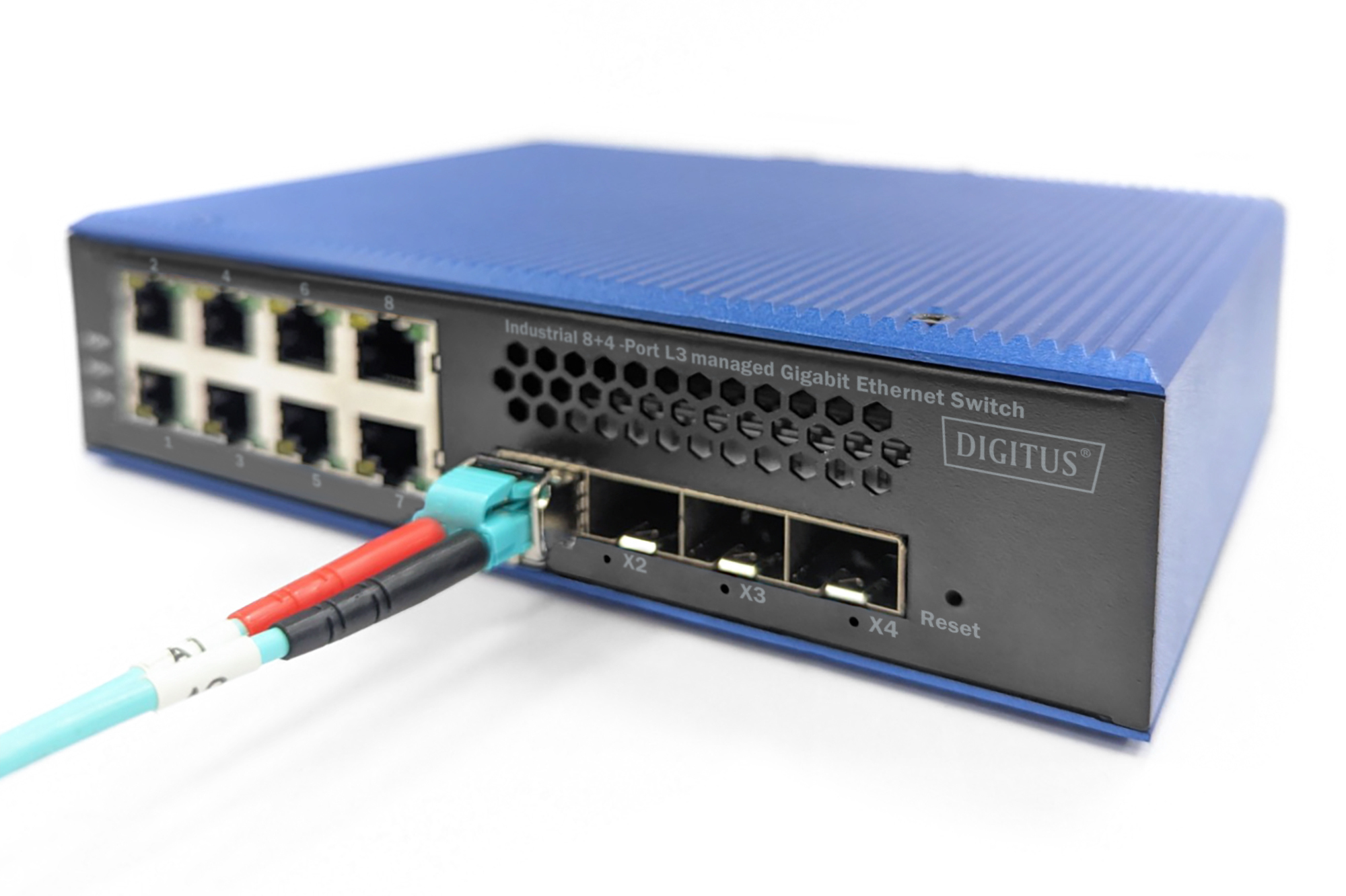 Uno switch ethernet Digitus blu e nero con cavi, su sfondo bianco.