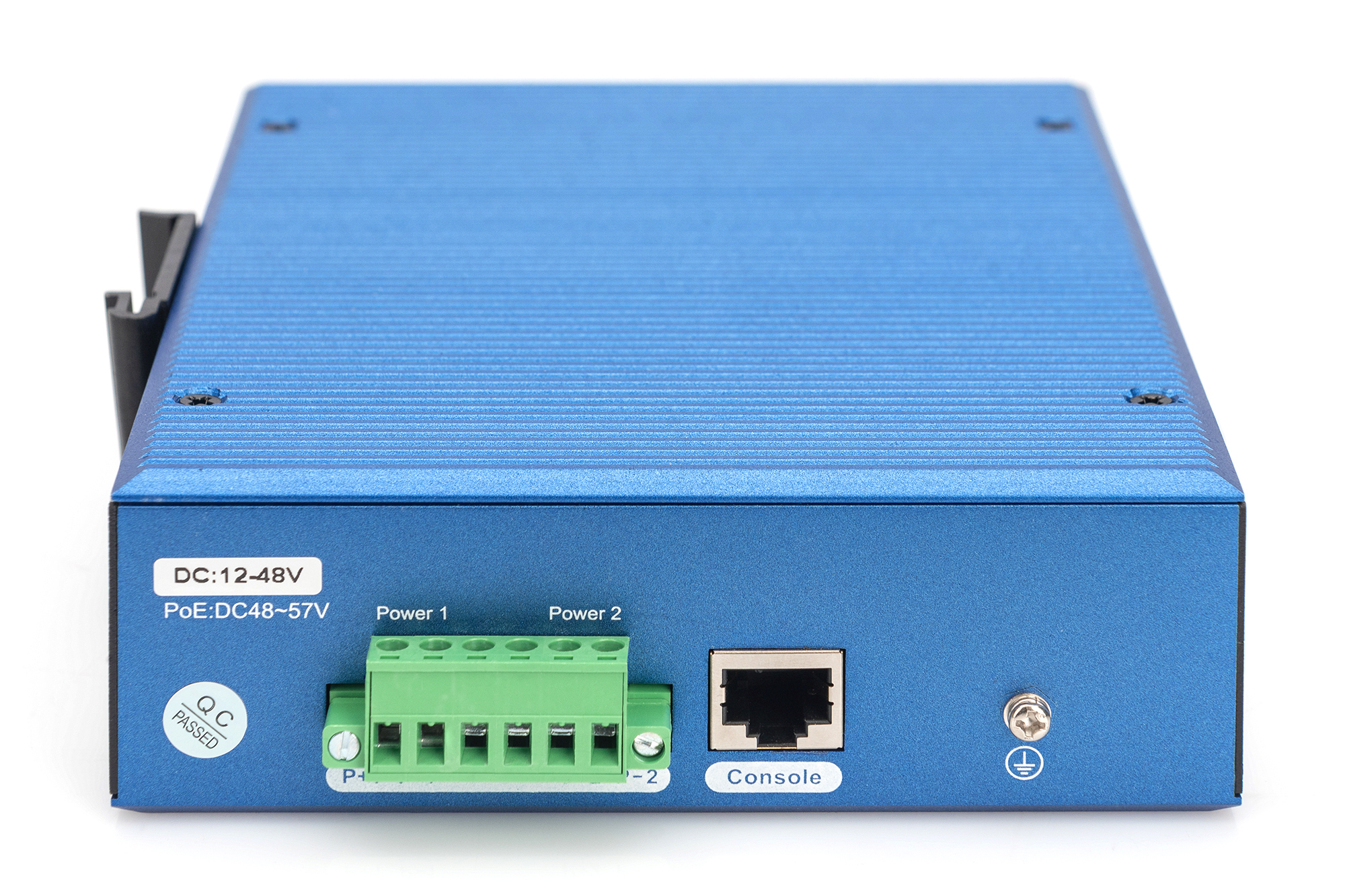Uno switch ethernet blu con una porta verde, connettori e sfondo bianco.