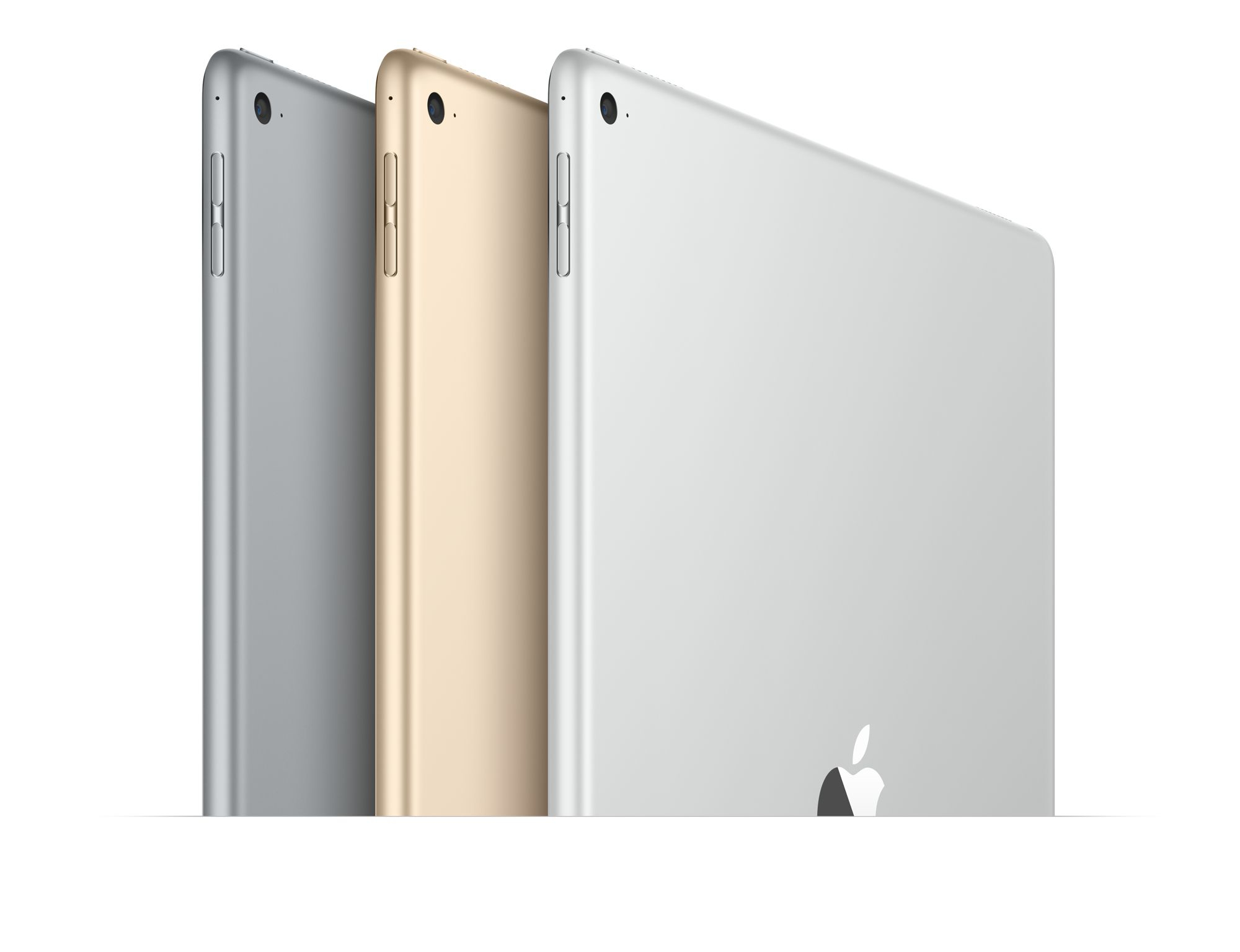 Drie zilveren en gouden iPads op een witte achtergrond, van opzij gezien.
